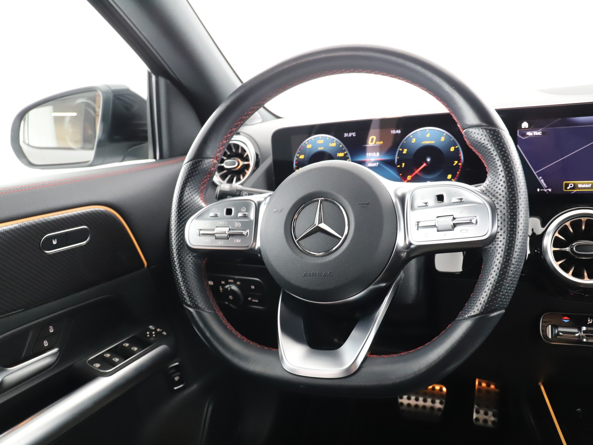 MERCEDES-BENZ GLA 180 AMG Line 7G-DCT-image-11