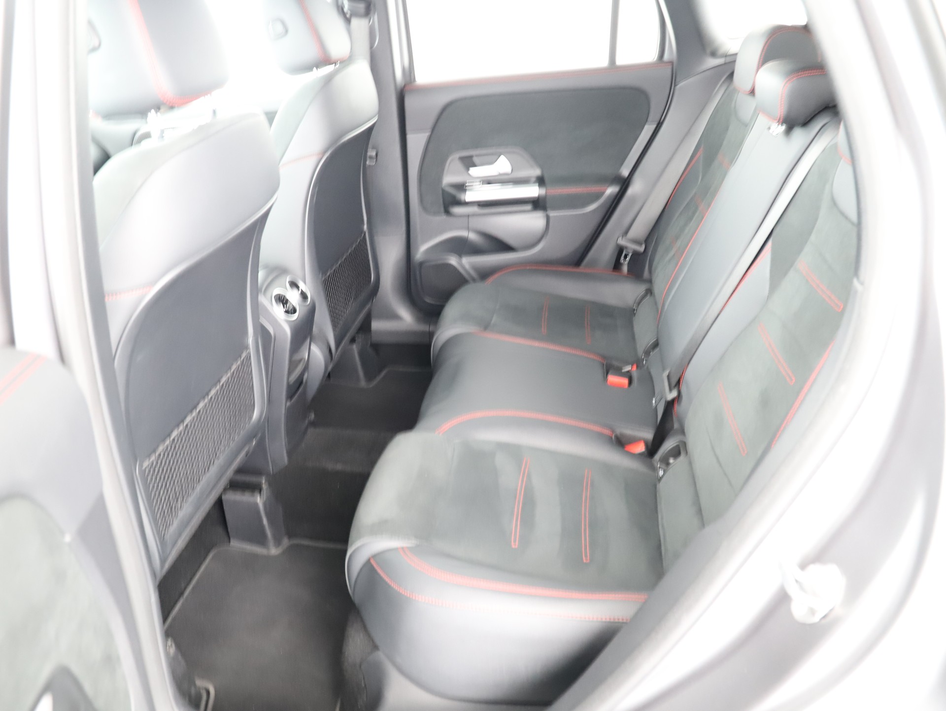 MERCEDES-BENZ GLA 180 AMG Line 7G-DCT-image-12