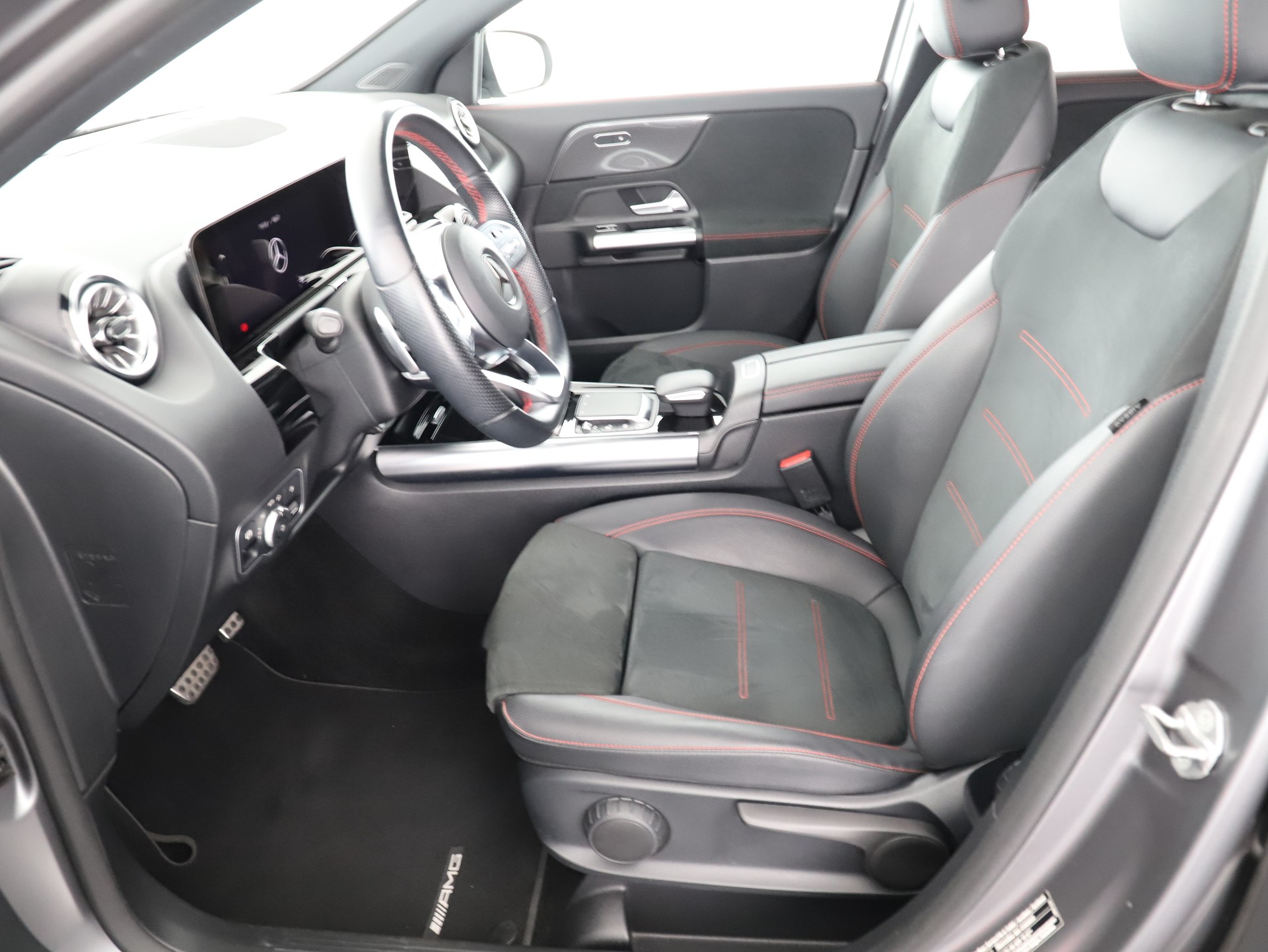 MERCEDES-BENZ GLA 180 AMG Line 7G-DCT-image-9