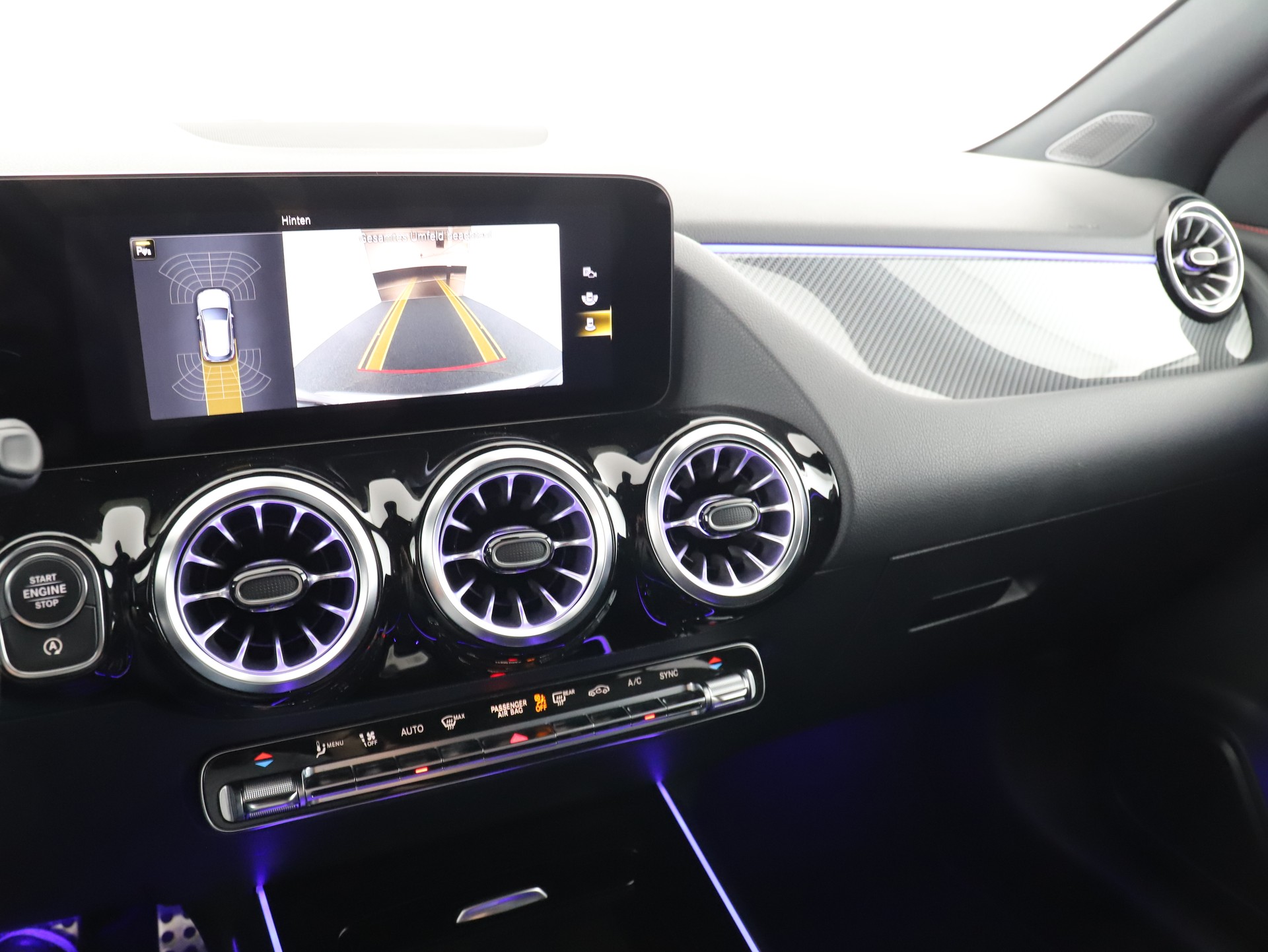 MERCEDES-BENZ GLA 180 AMG Line 7G-DCT-image-13