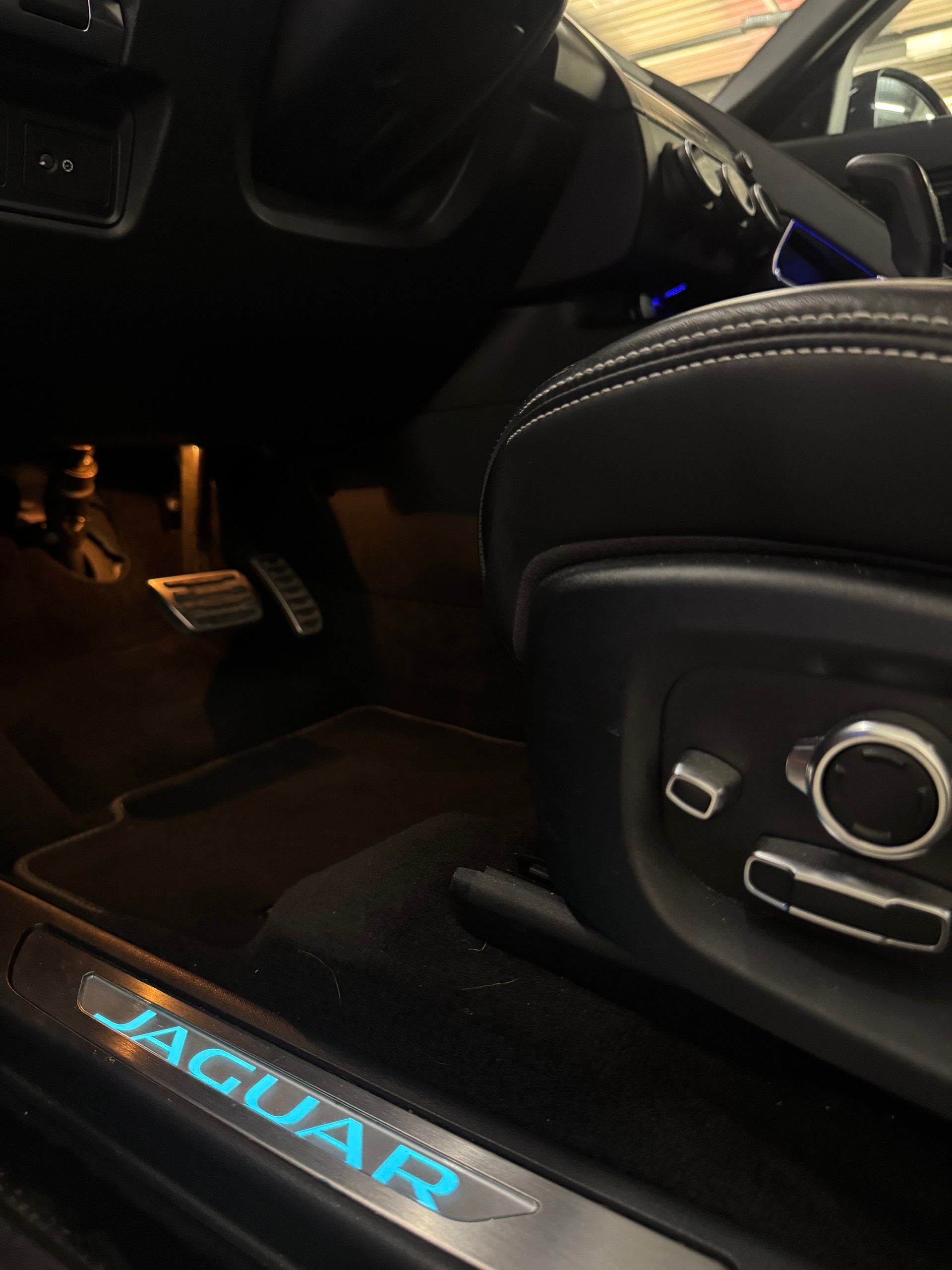 JAGUAR E-Pace 2.0 P300 SE AWD Automatik-image-17