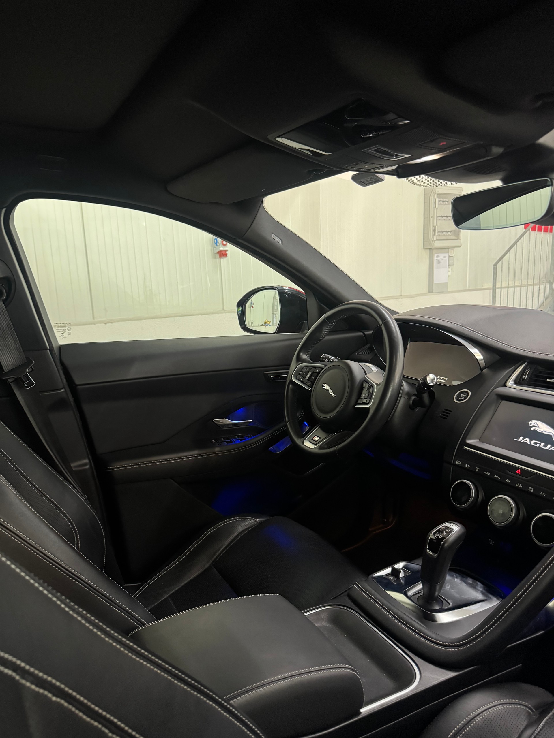 JAGUAR E-Pace 2.0 P300 SE AWD Automatik-image-26