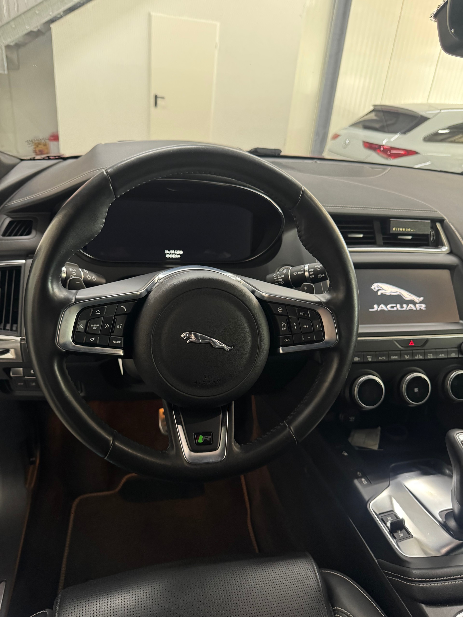 JAGUAR E-Pace 2.0 P300 SE AWD Automatik-image-16