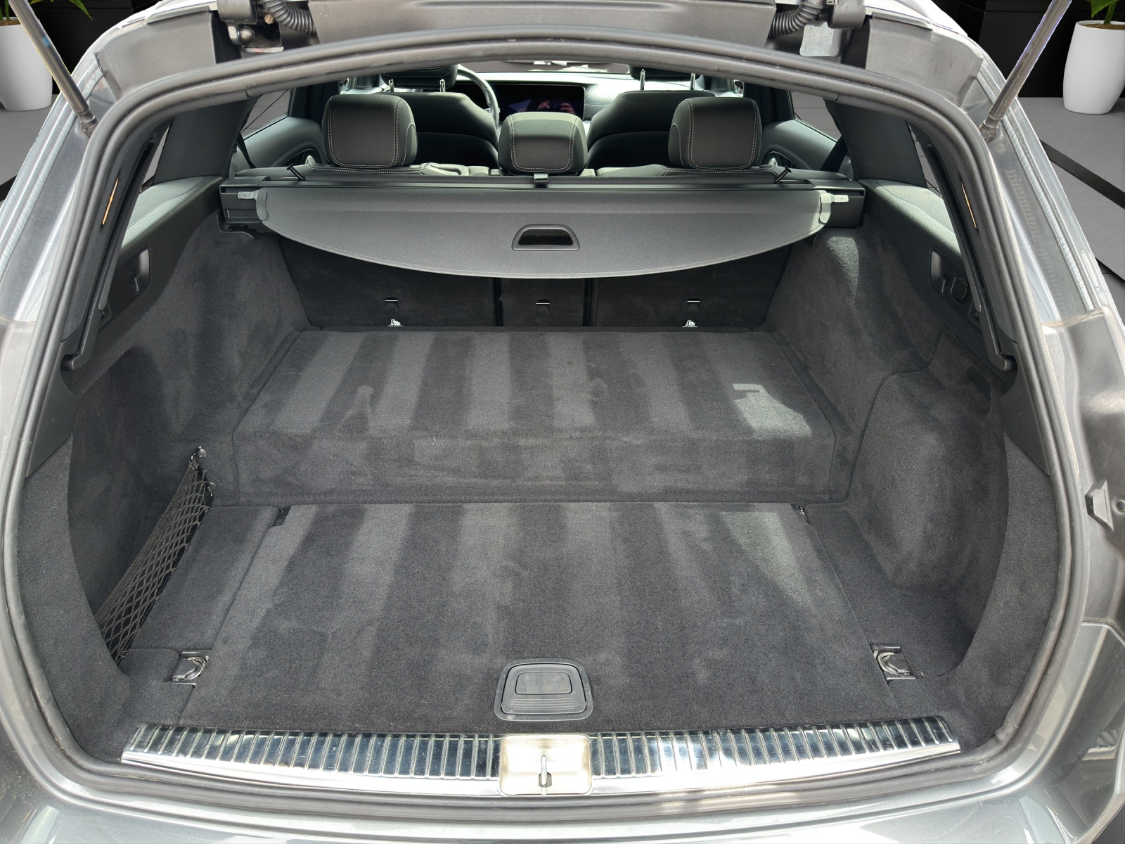 MERCEDES-BENZ E 300 de T 4M AMG Line-image-11