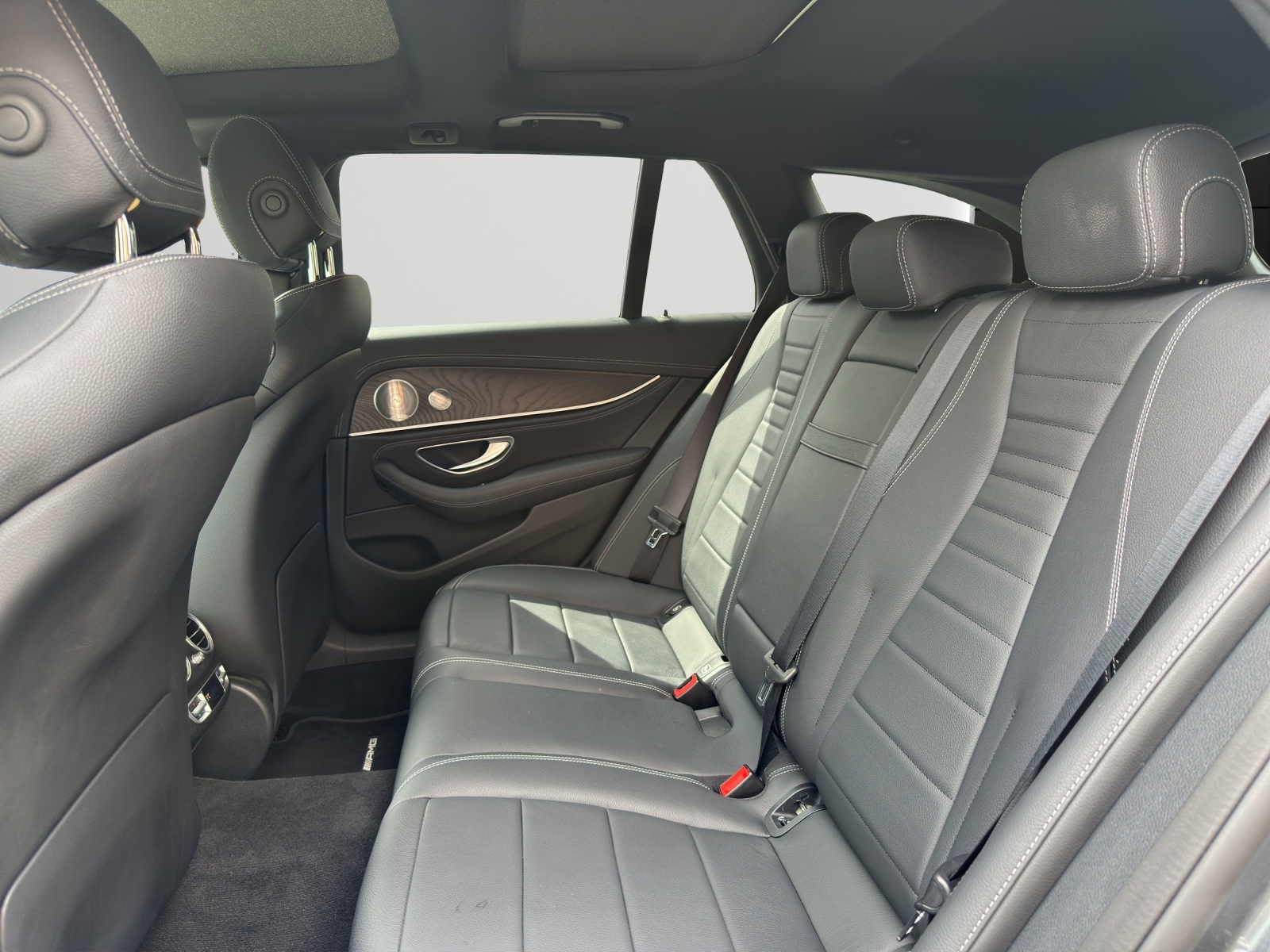 MERCEDES-BENZ E 300 de T 4M AMG Line-image-14