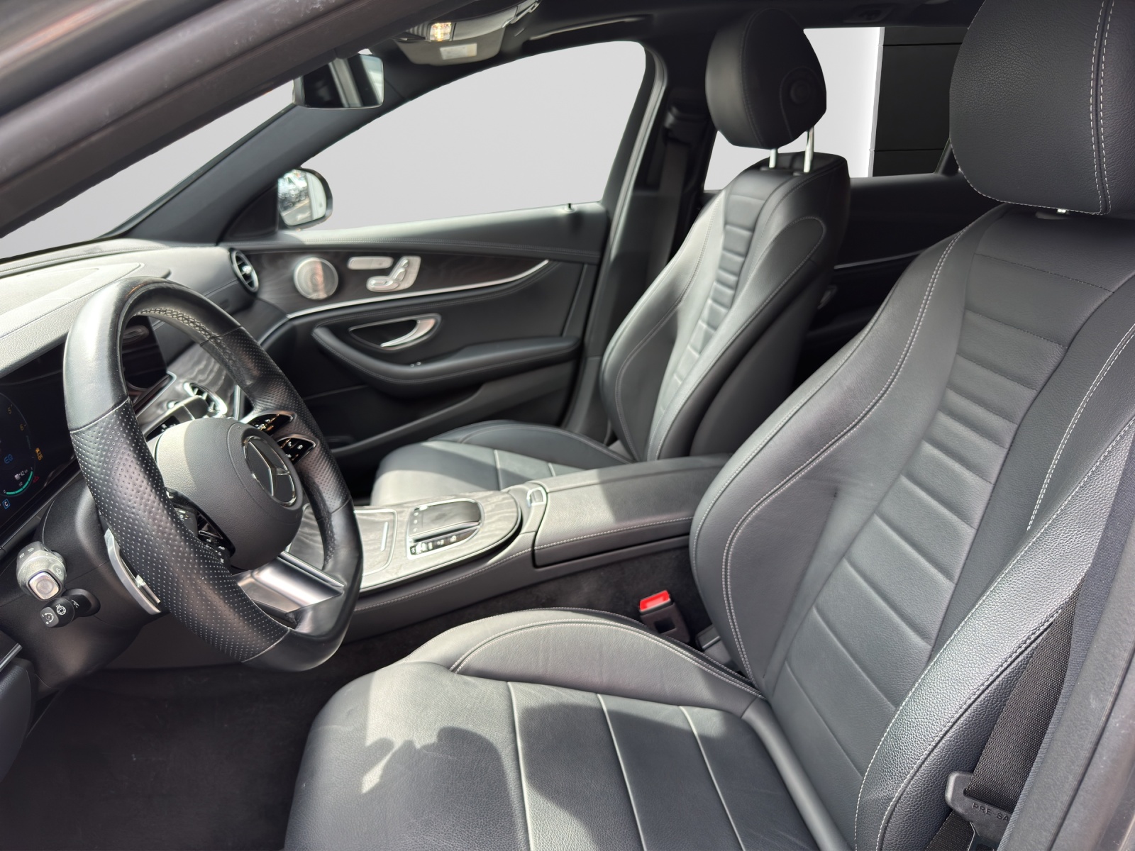 MERCEDES-BENZ E 300 de T 4M AMG Line-image-6