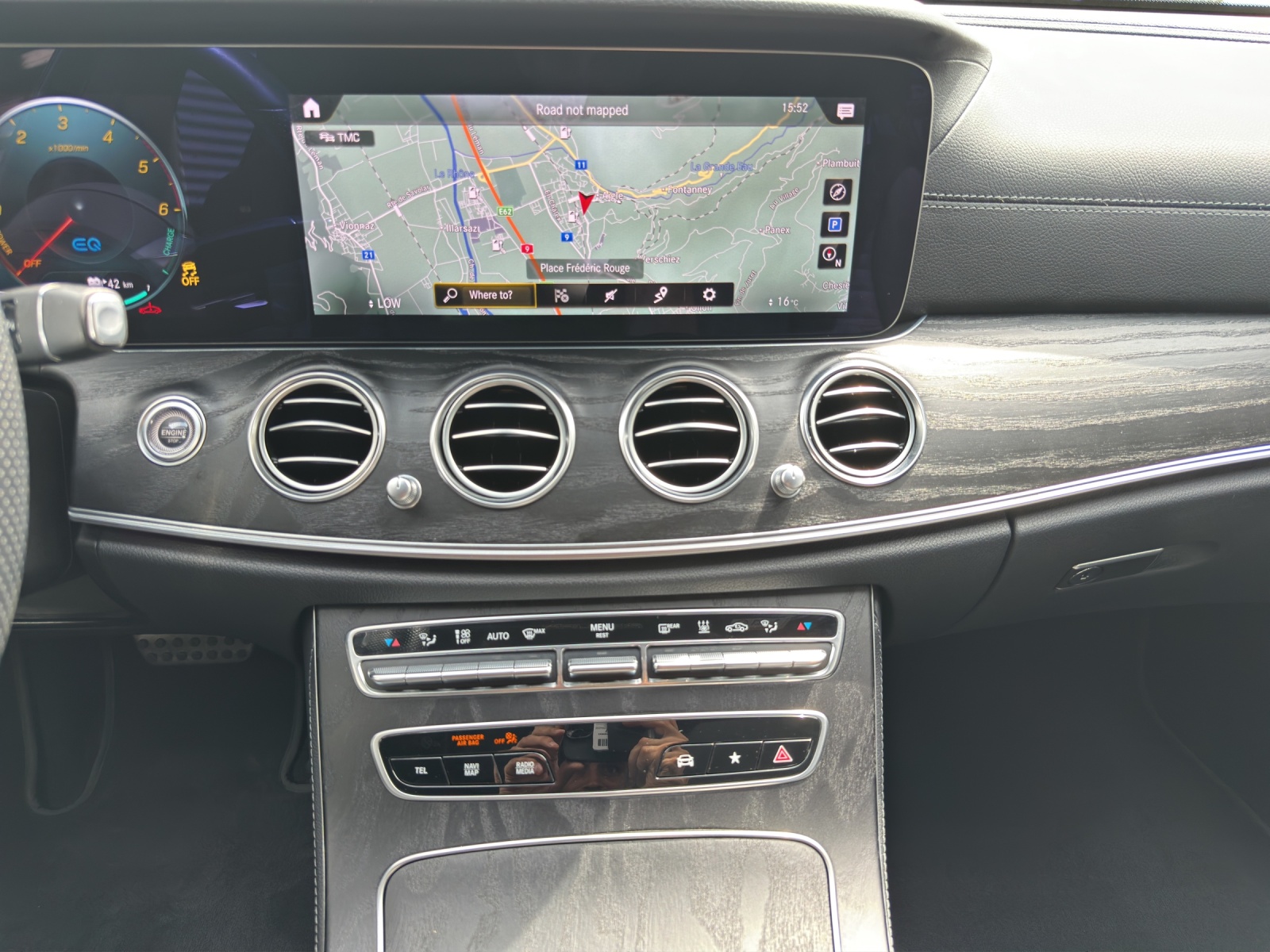 MERCEDES-BENZ E 300 de T 4M AMG Line-image-10