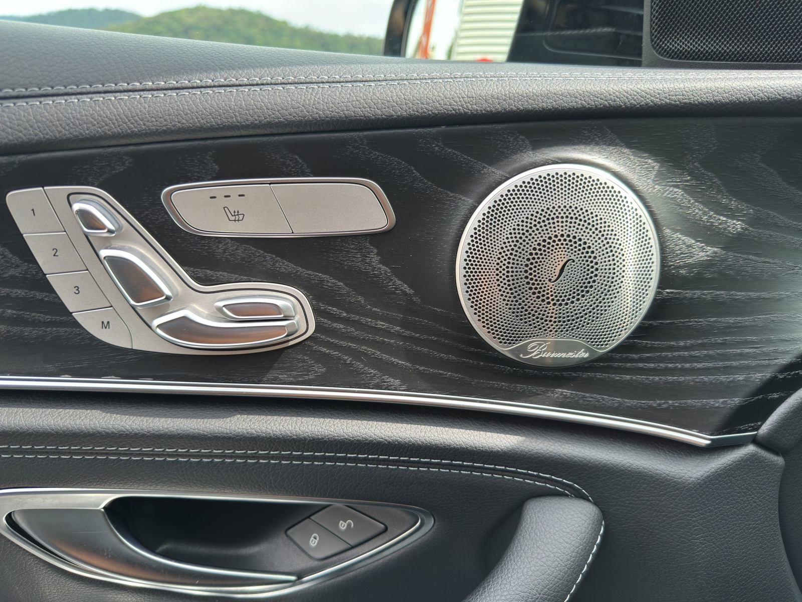 MERCEDES-BENZ E 300 de T 4M AMG Line-image-12
