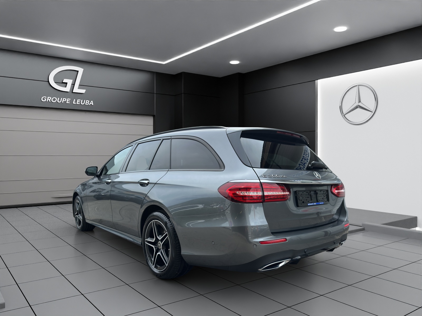 MERCEDES-BENZ E 300 de T 4M AMG Line-showroom-element-3