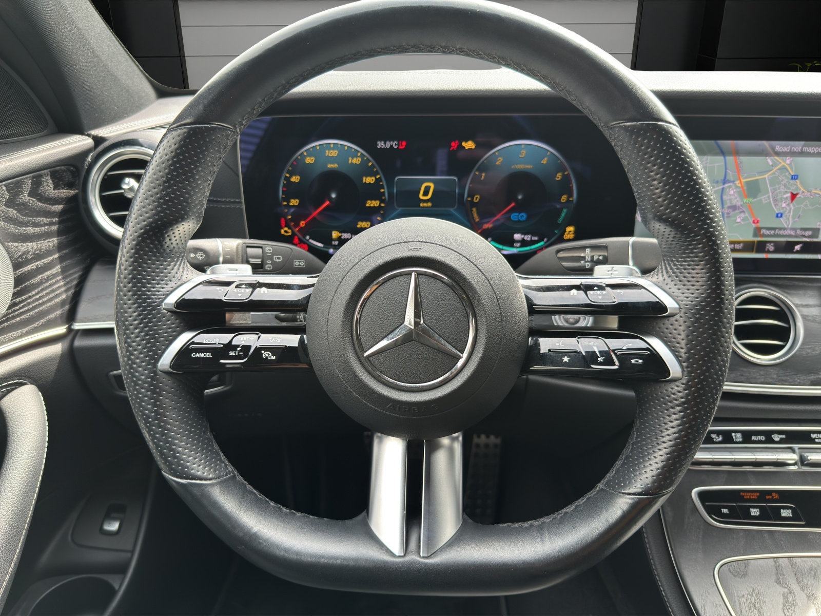 MERCEDES-BENZ E 300 de T 4M AMG Line-image-9