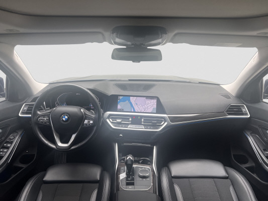 BMW 330e Sport Line-image-10