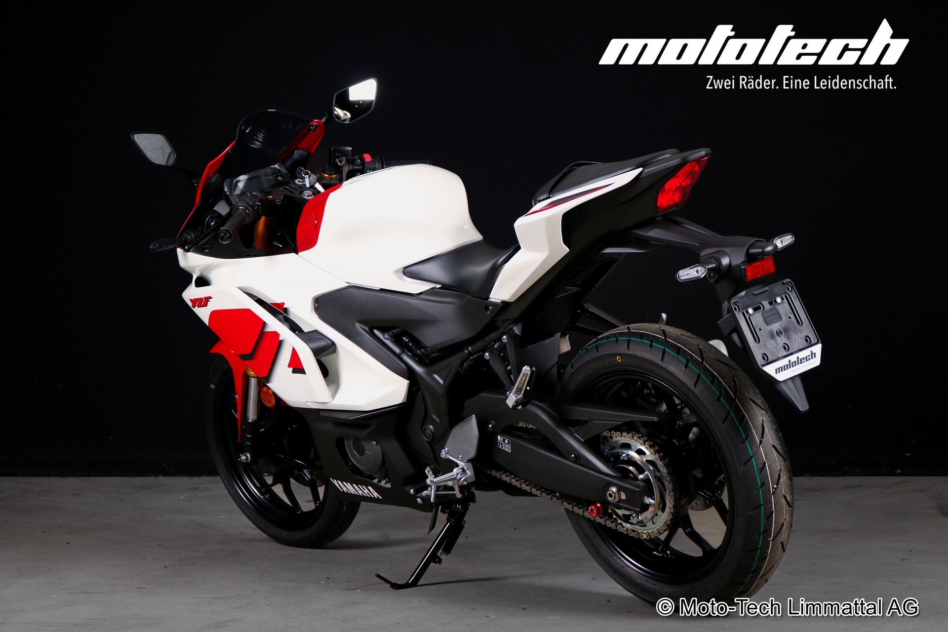 YAMAHA YZF-R3 70th Anniversary-showroom-element-3