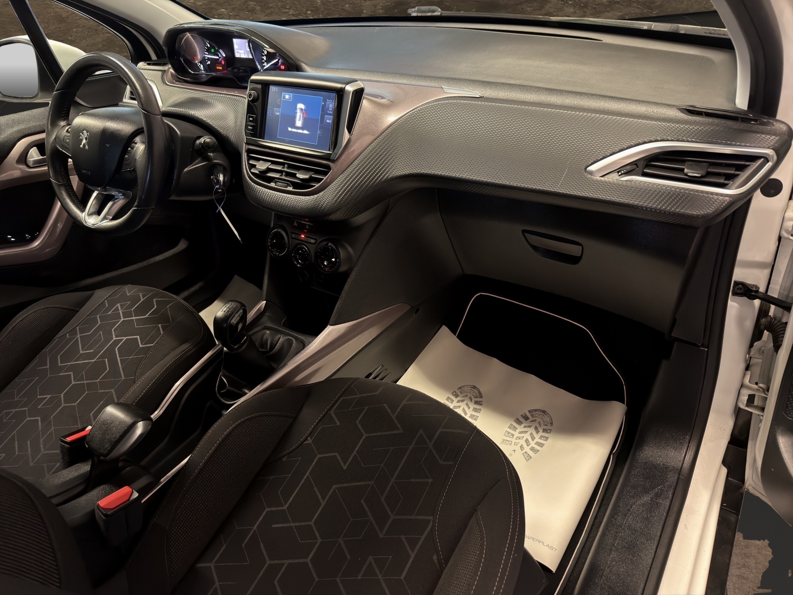 PEUGEOT 2008 1.2 VTI Active-image-12