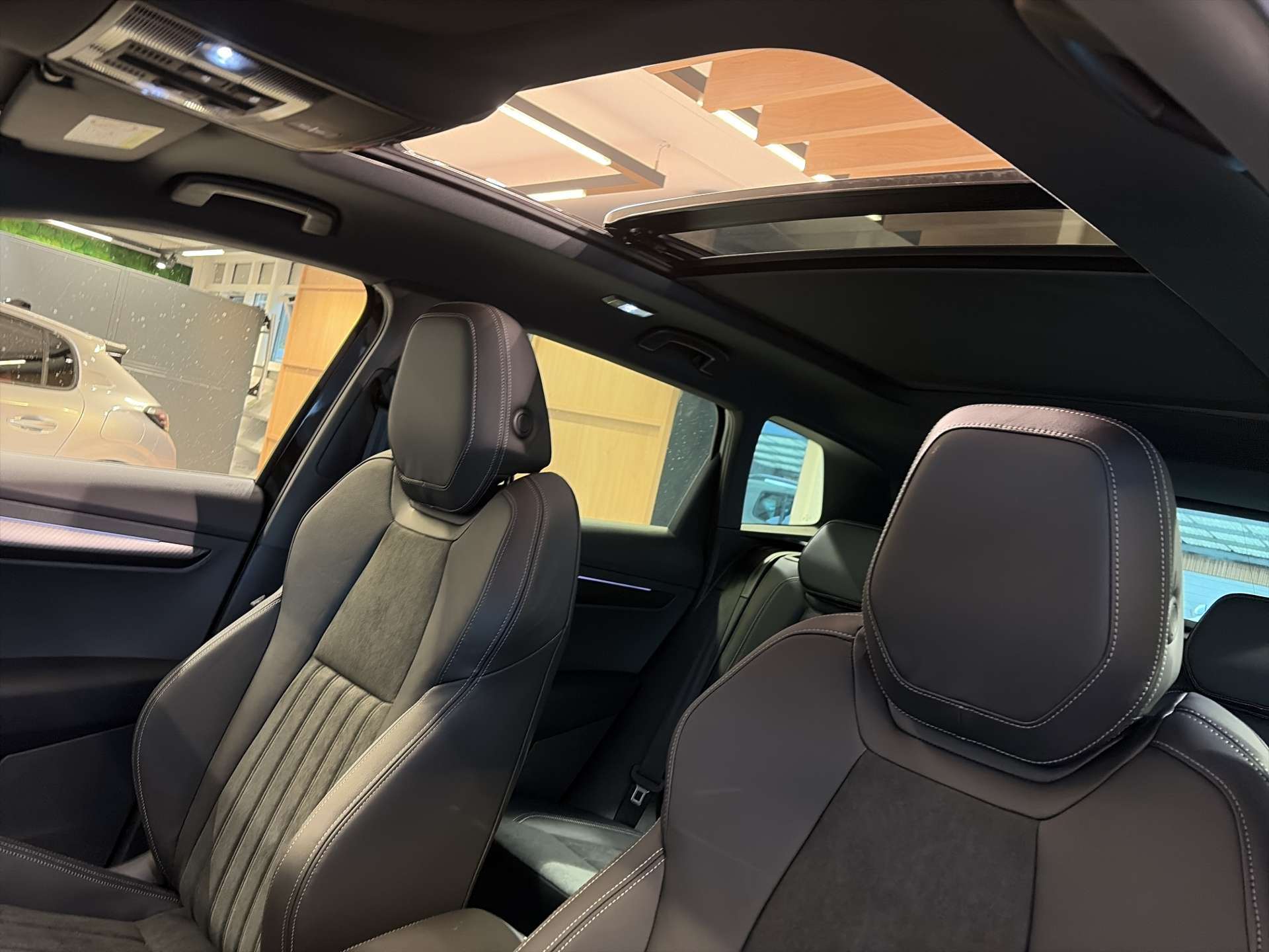 SKODA Karoq 2.0 TSi SportLine 4x4 DSG-Automat-image-14