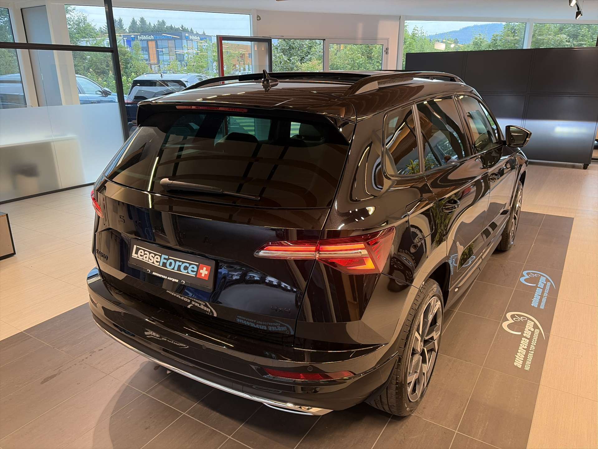 SKODA Karoq 2.0 TSi SportLine 4x4 DSG-Automat-image-2