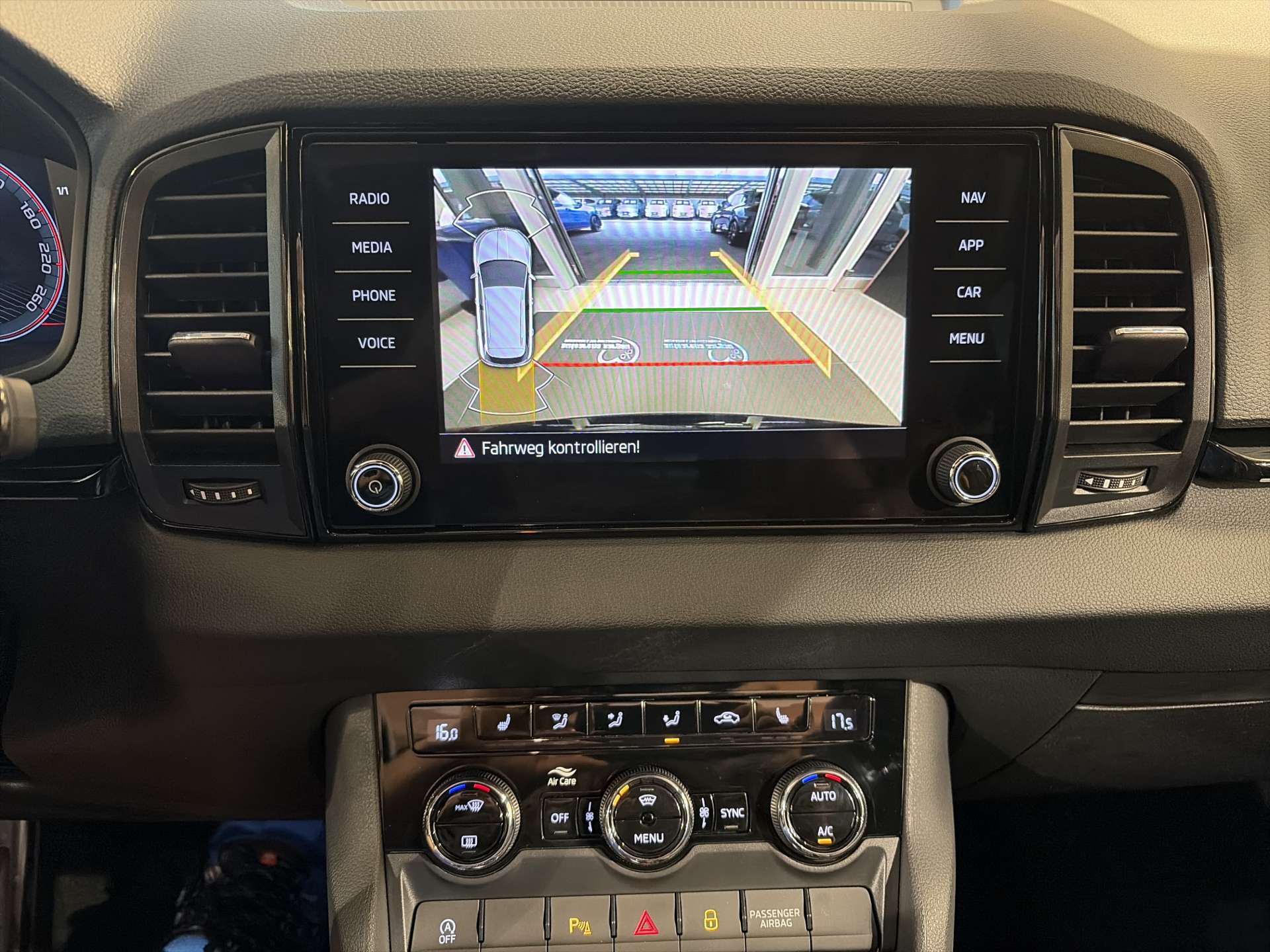 SKODA Karoq 2.0 TSi SportLine 4x4 DSG-Automat-image-9