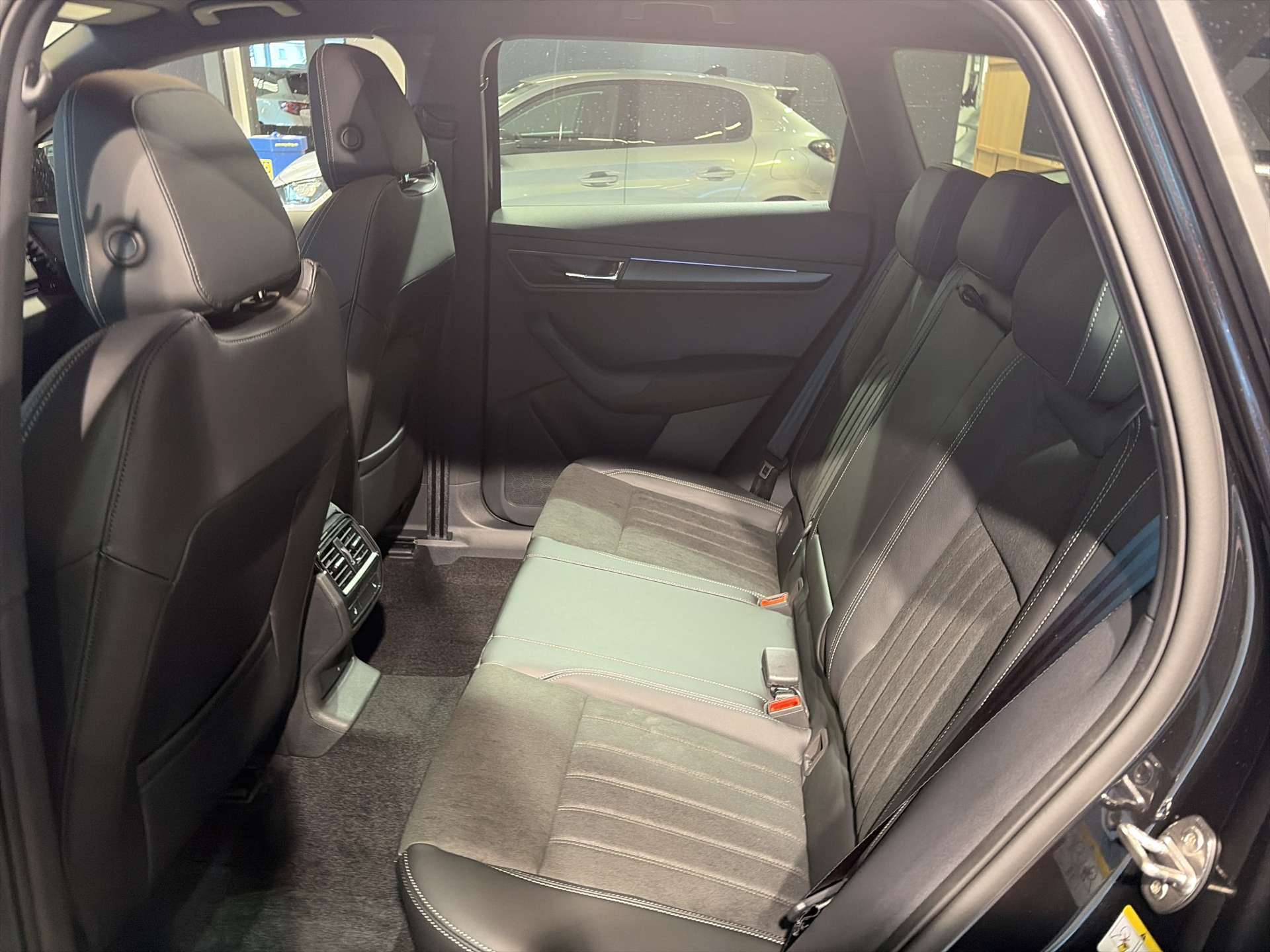 SKODA Karoq 2.0 TSi SportLine 4x4 DSG-Automat-image-6