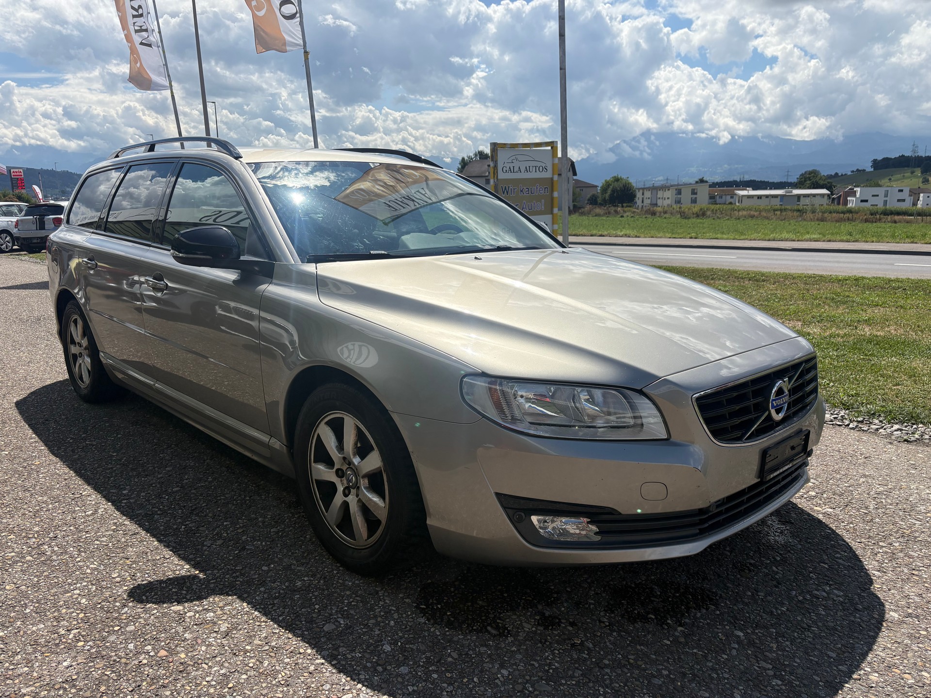 VOLVO V70 D4 Momentum Geartronic-image-2
