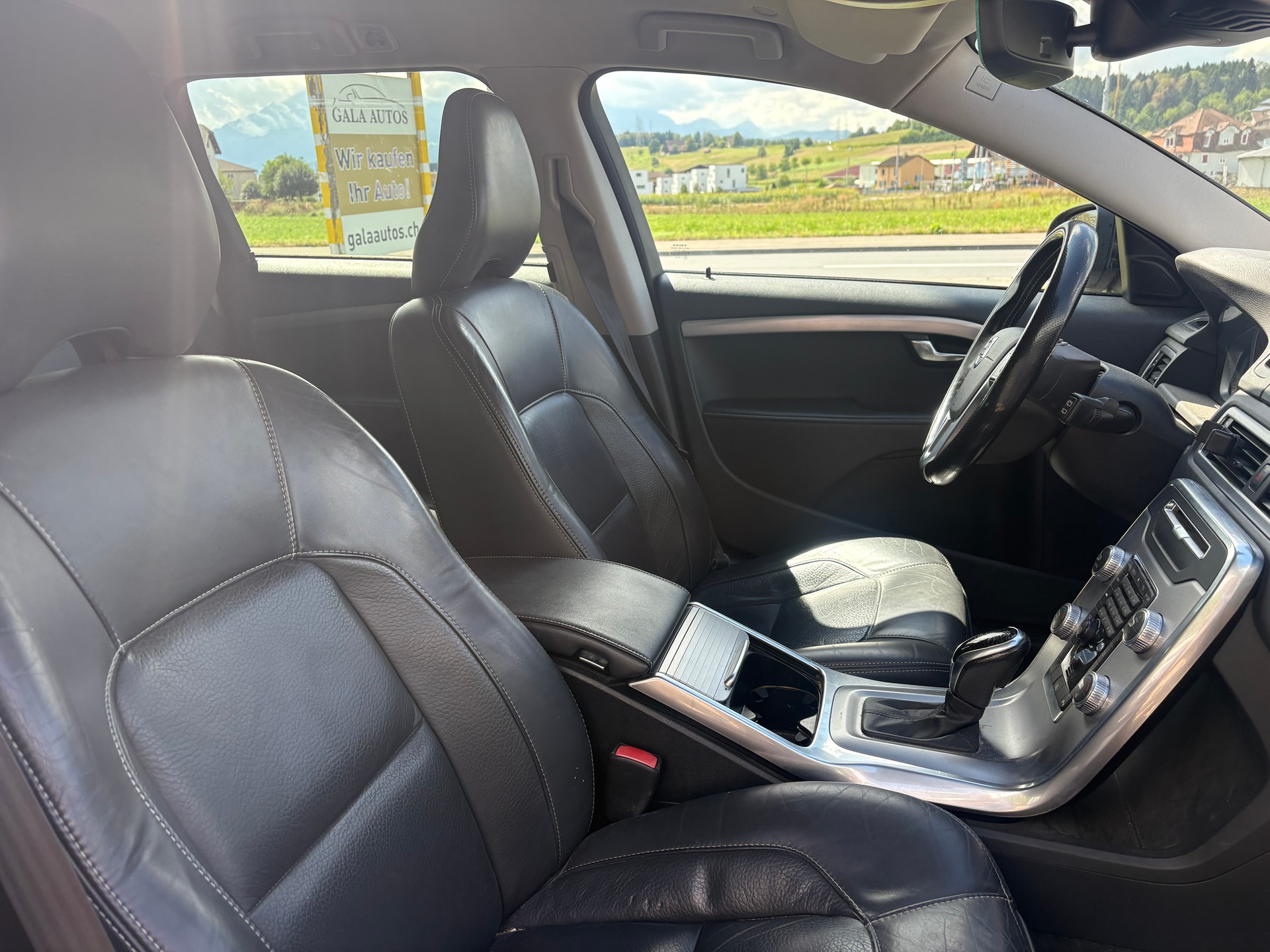 VOLVO V70 D4 Momentum Geartronic-image-14
