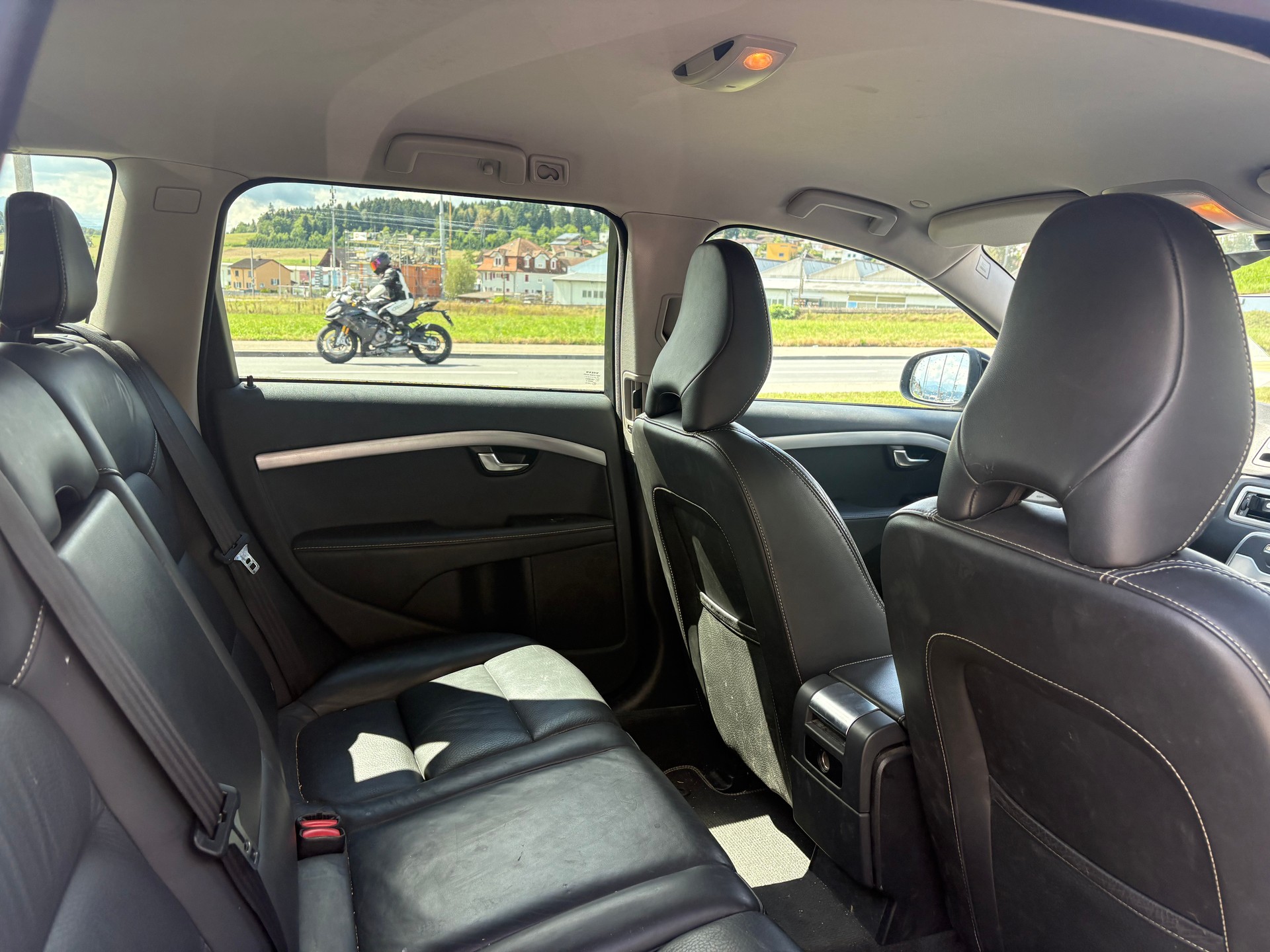 VOLVO V70 D4 Momentum Geartronic-image-10