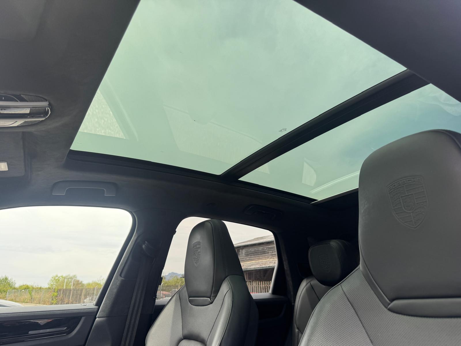 PORSCHE Cayenne Turbo-image-9