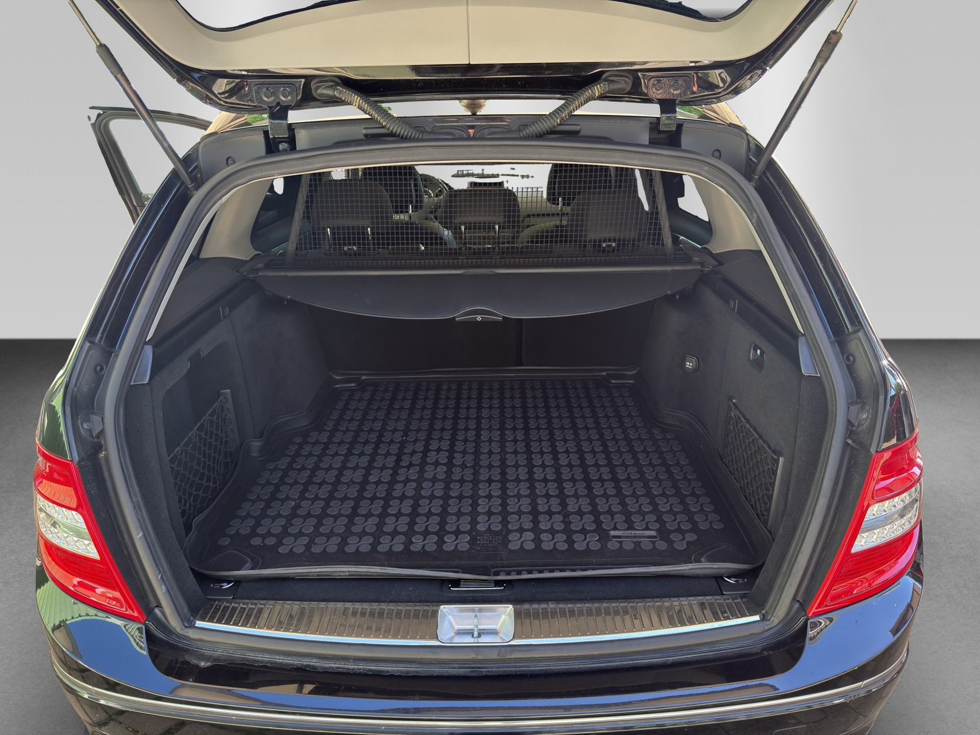 MERCEDES-BENZ C 200 CGI BlueEfficiency Avantgarde Automatic-image-16