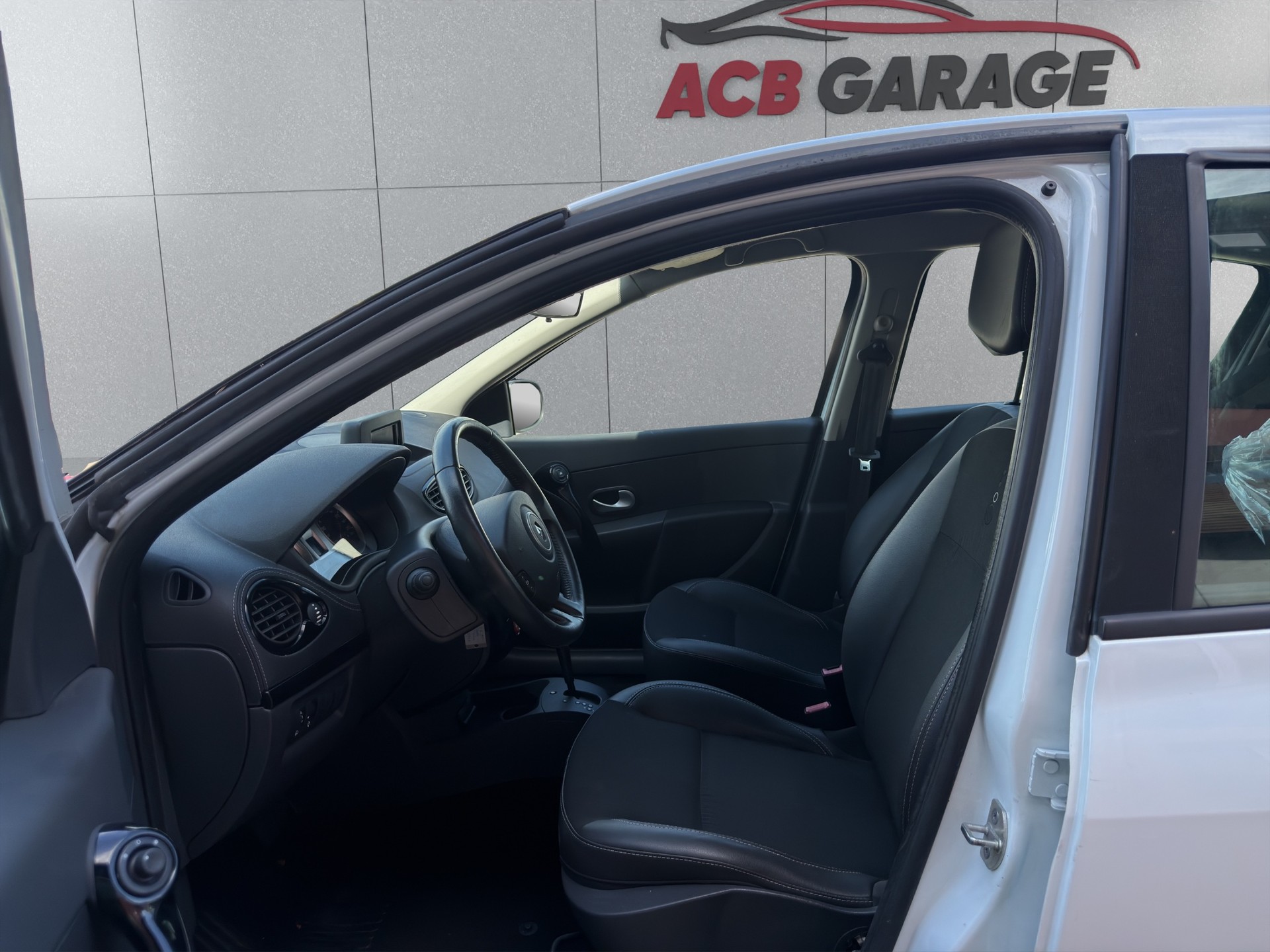 RENAULT Clio 1.6 16V 20th Edition Automatic-image-8