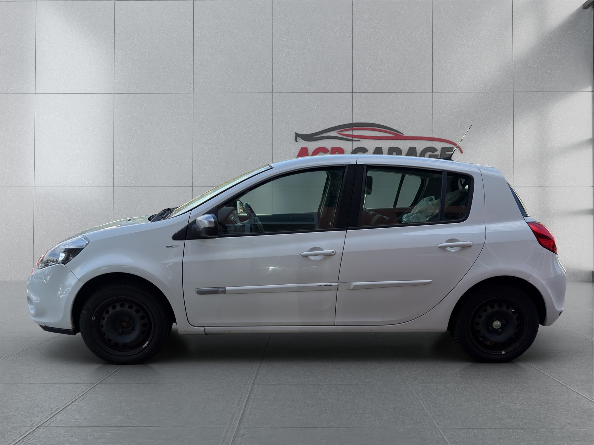 RENAULT Clio 1.6 16V 20th Edition Automatic-image-3