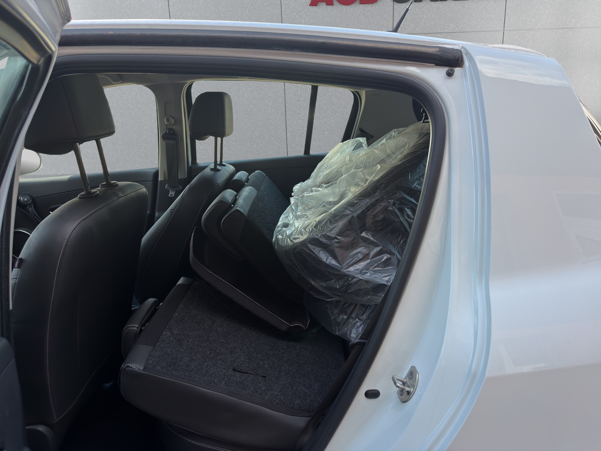 RENAULT Clio 1.6 16V 20th Edition Automatic-image-12