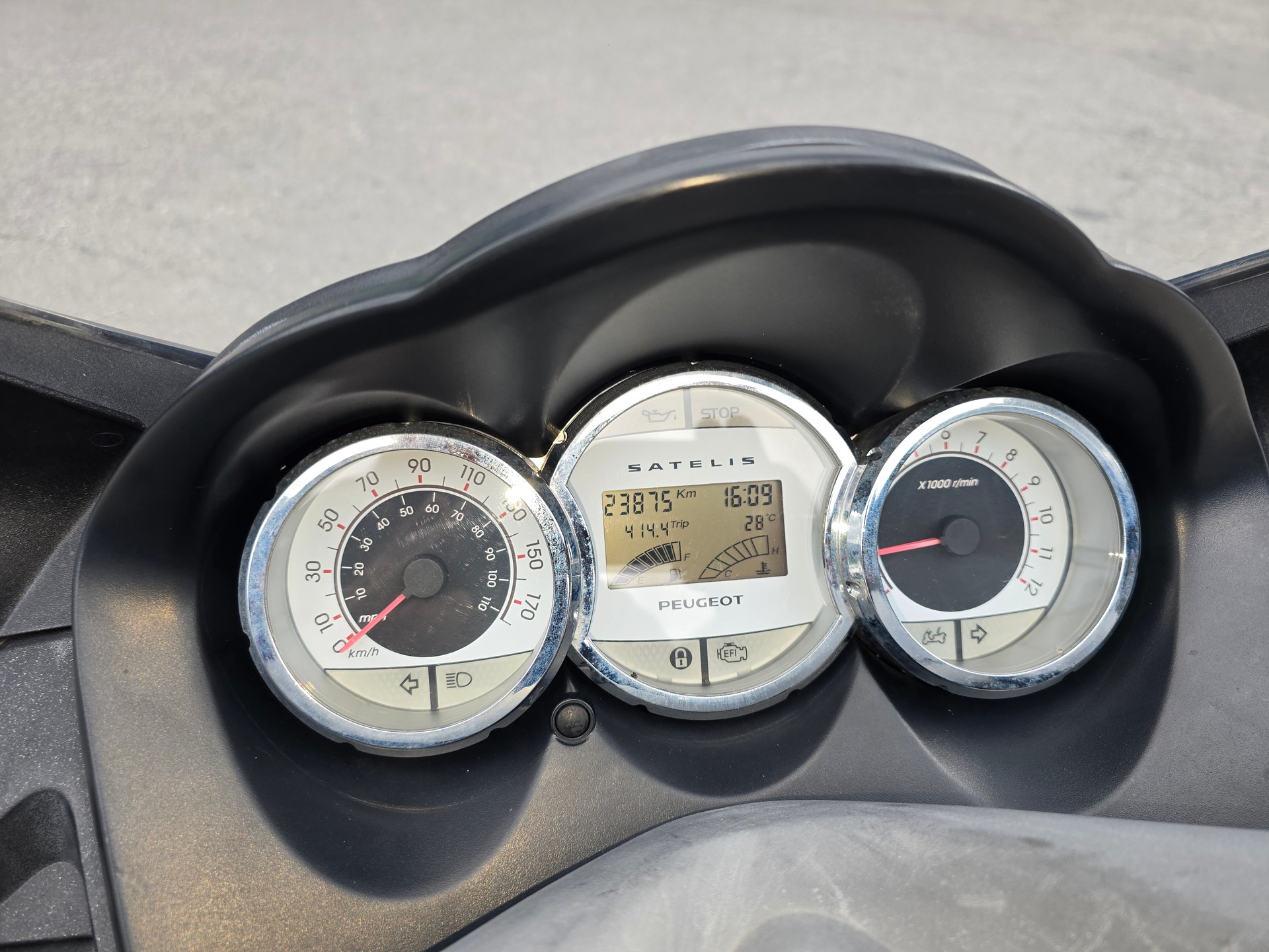 PEUGEOT Satelis 400 Premium-image-6