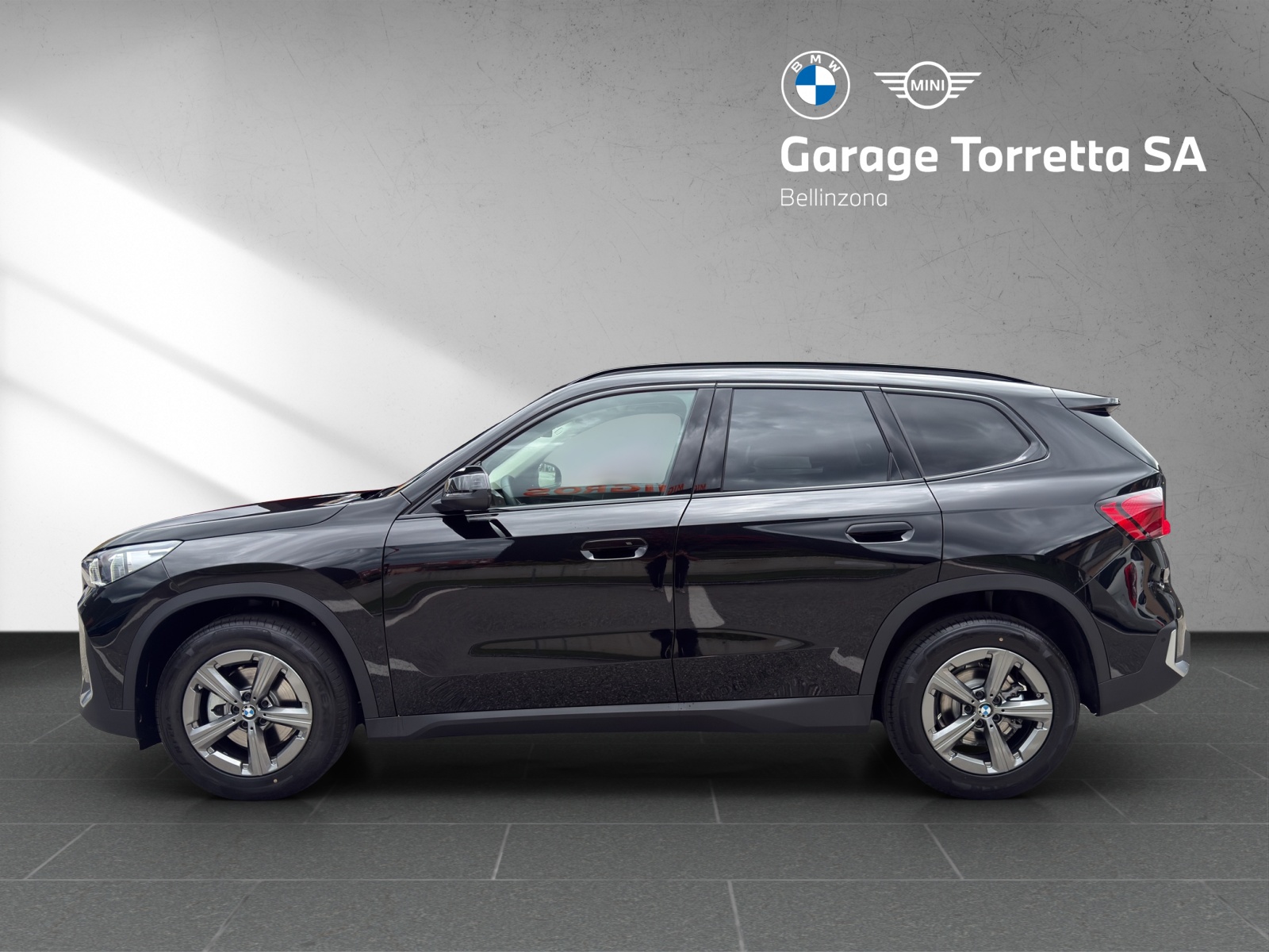 BMW X1 sDrive 18d-showroom-element-1