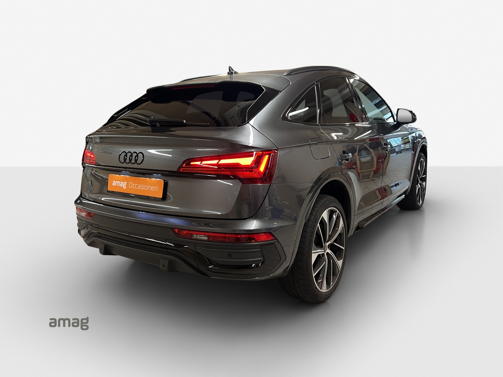 AUDI Q5 Sportback 40 TDI Blackedition quattro S-tronic-image-4
