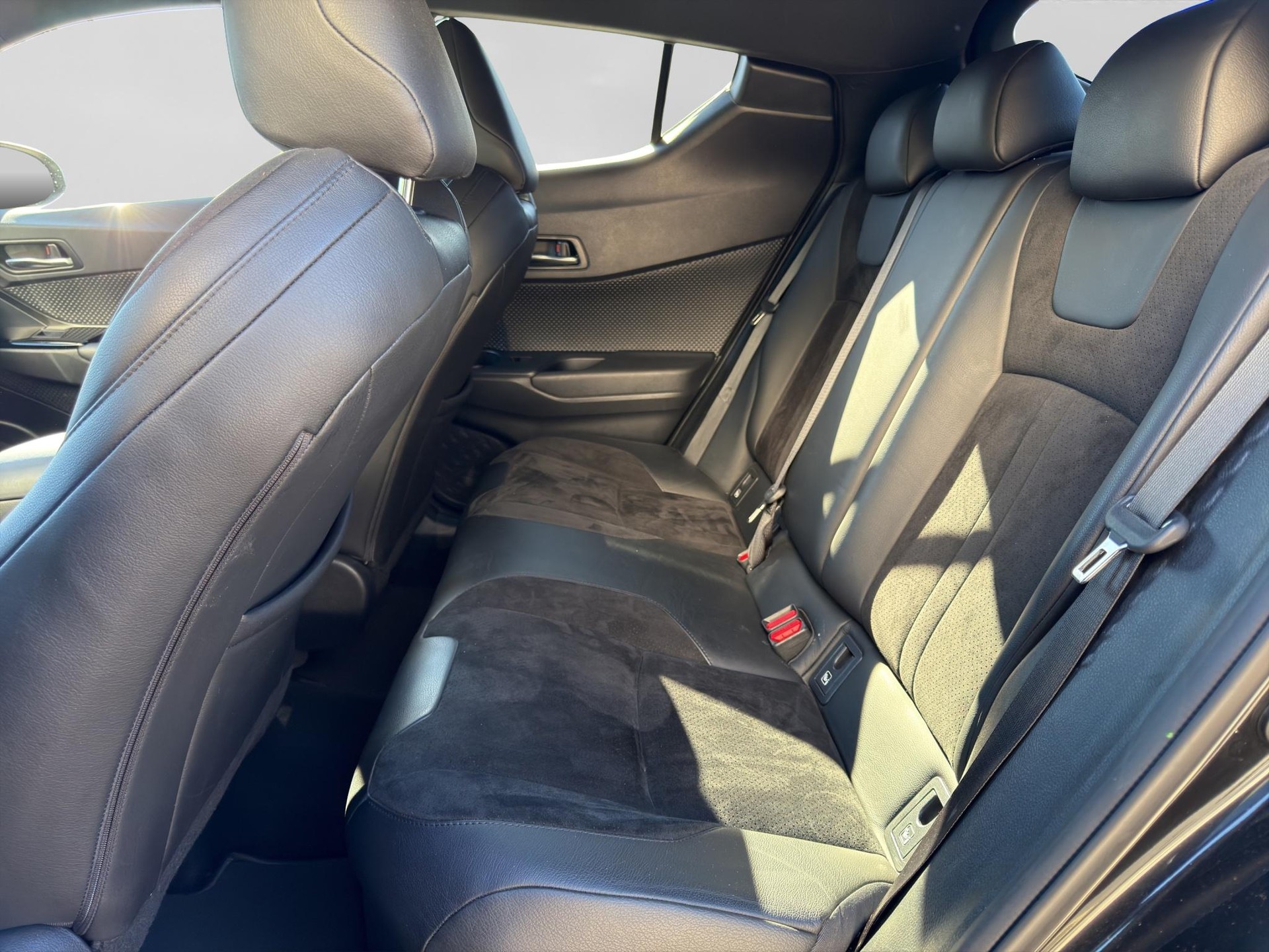 TOYOTA C-HR 2.0 VVTi HSD Move-image-6