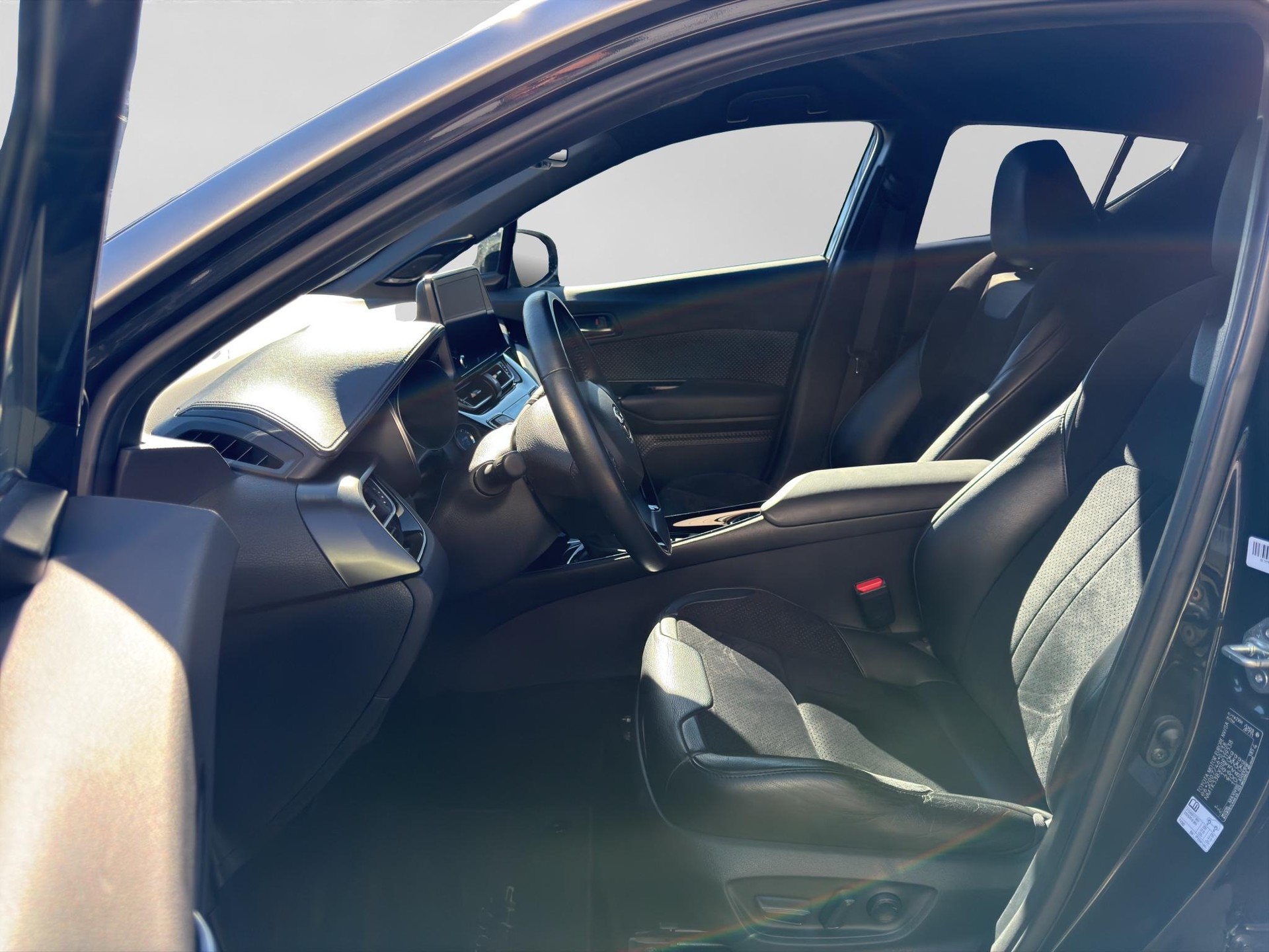 TOYOTA C-HR 2.0 VVTi HSD Move-showroom-element-1