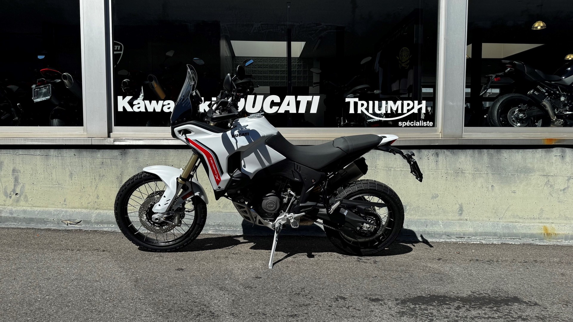 DUCATI Desert X-showroom-element-1