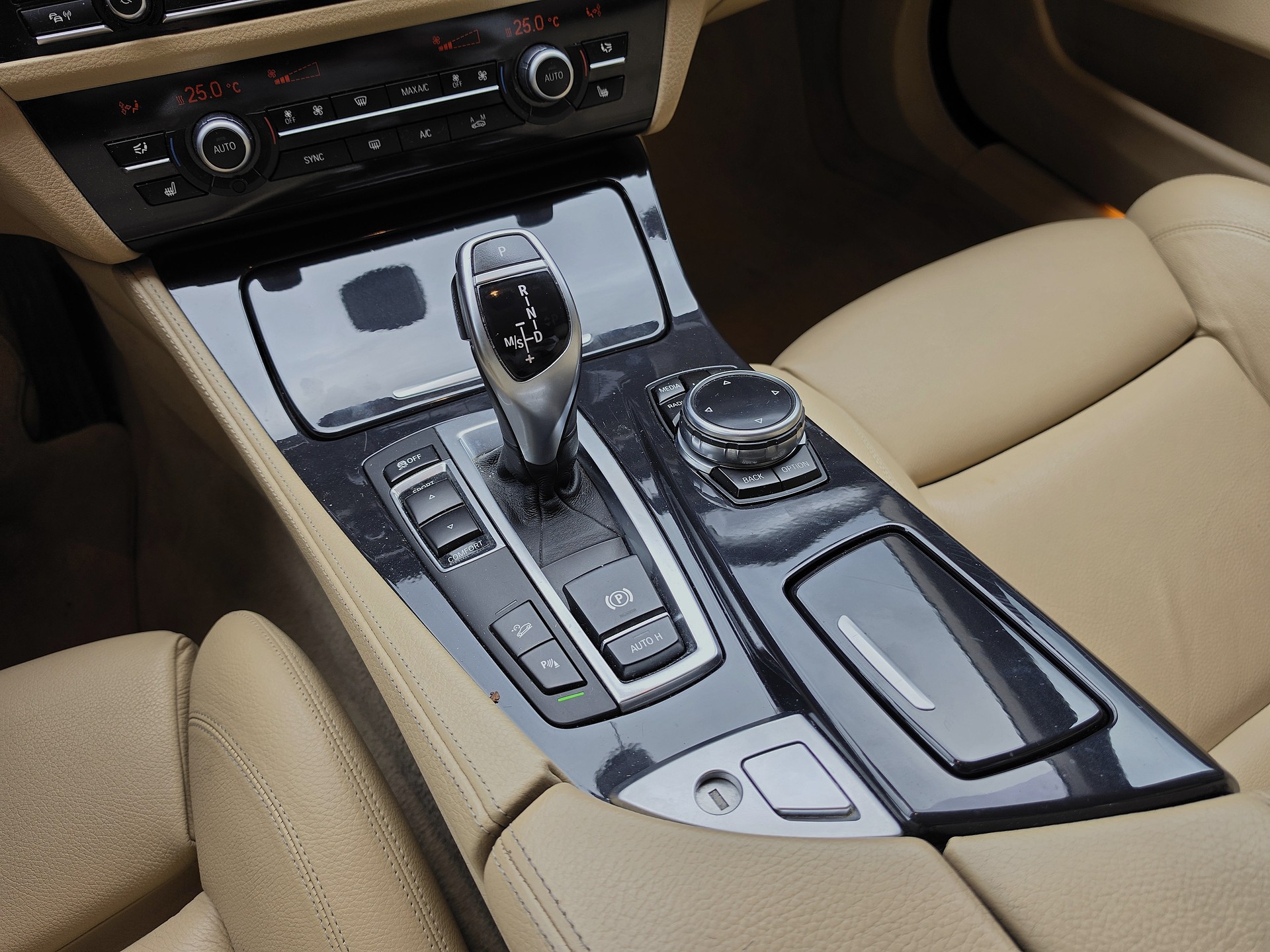 BMW 525d xDrive Touring-image-11
