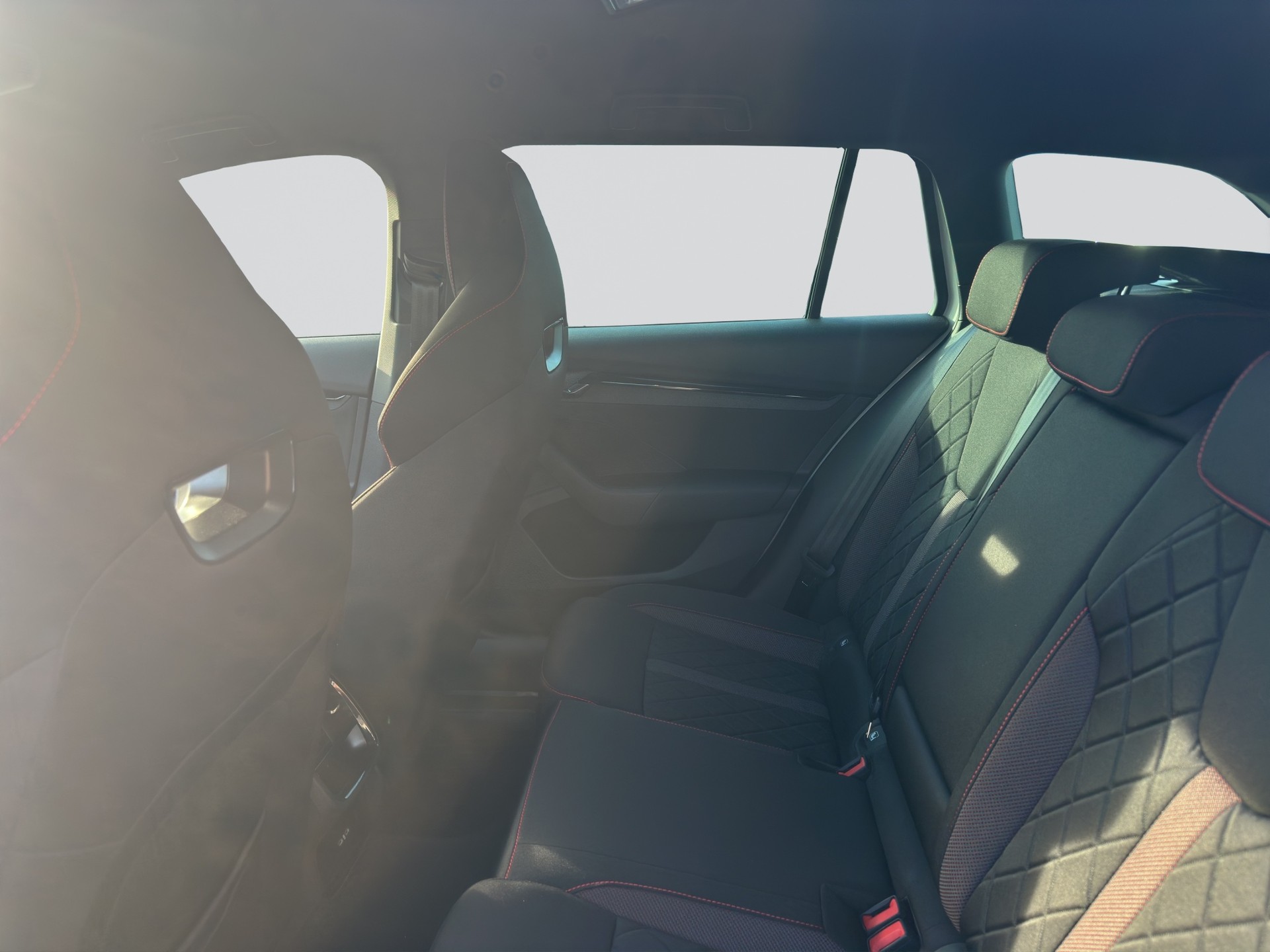 SKODA Octavia Combi 2.0 TSI DSG RS-image-10