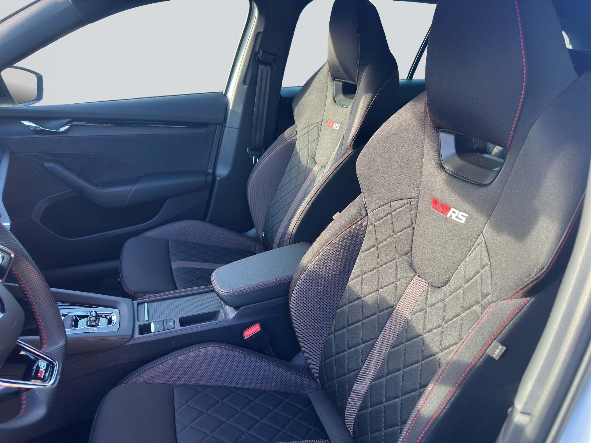 SKODA Octavia Combi 2.0 TSI DSG RS-image-5