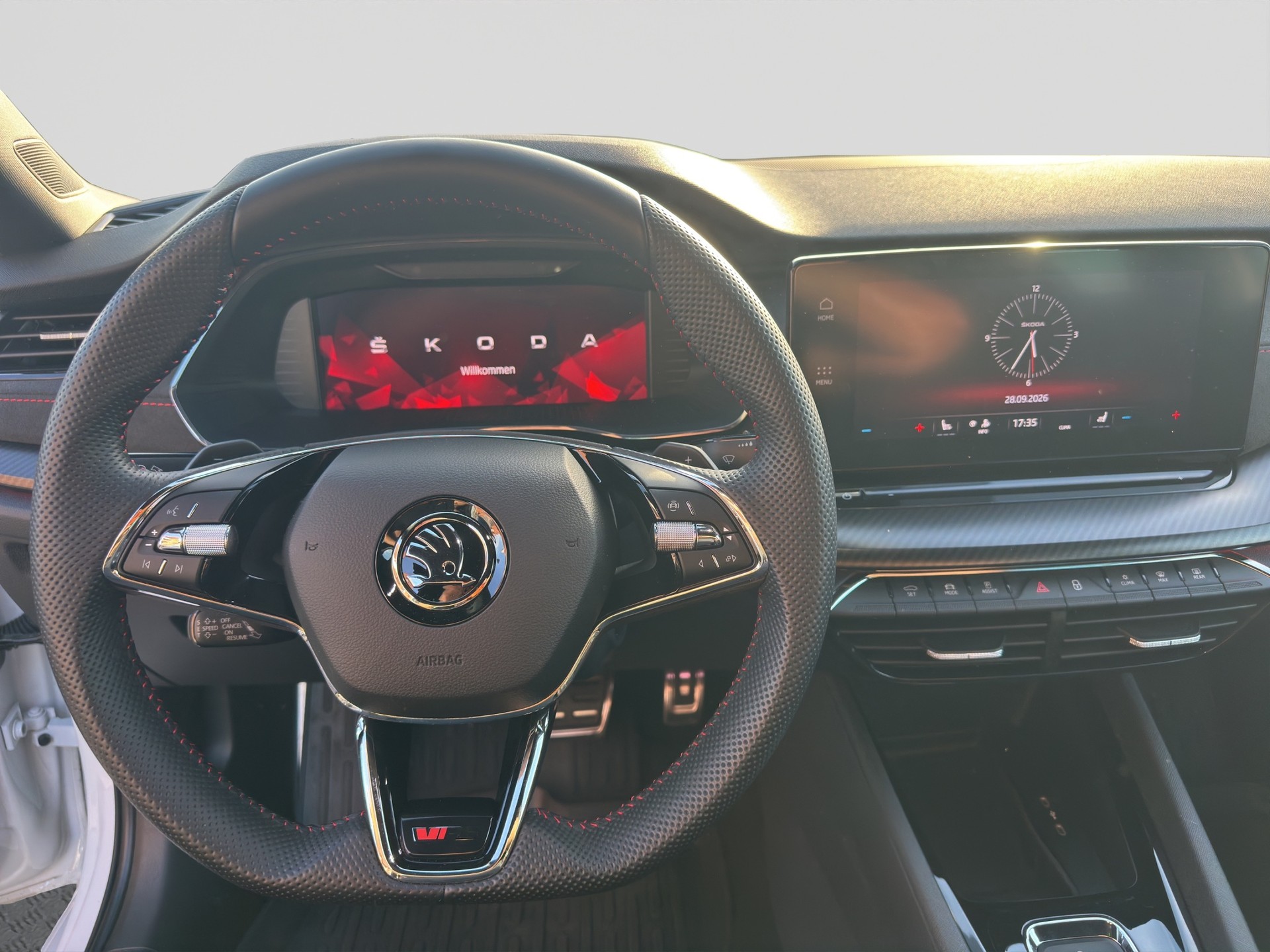 SKODA Octavia Combi 2.0 TSI DSG RS-image-8