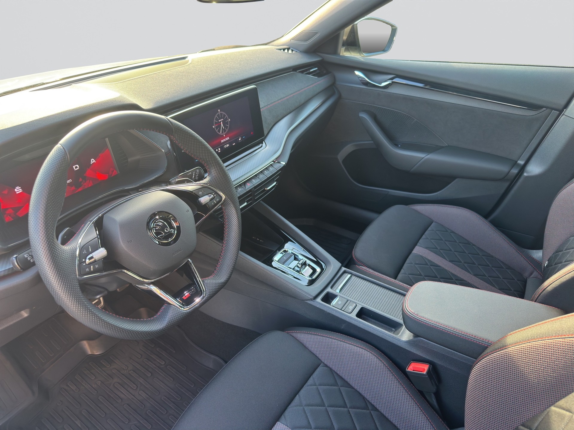 SKODA Octavia Combi 2.0 TSI DSG RS-image-11