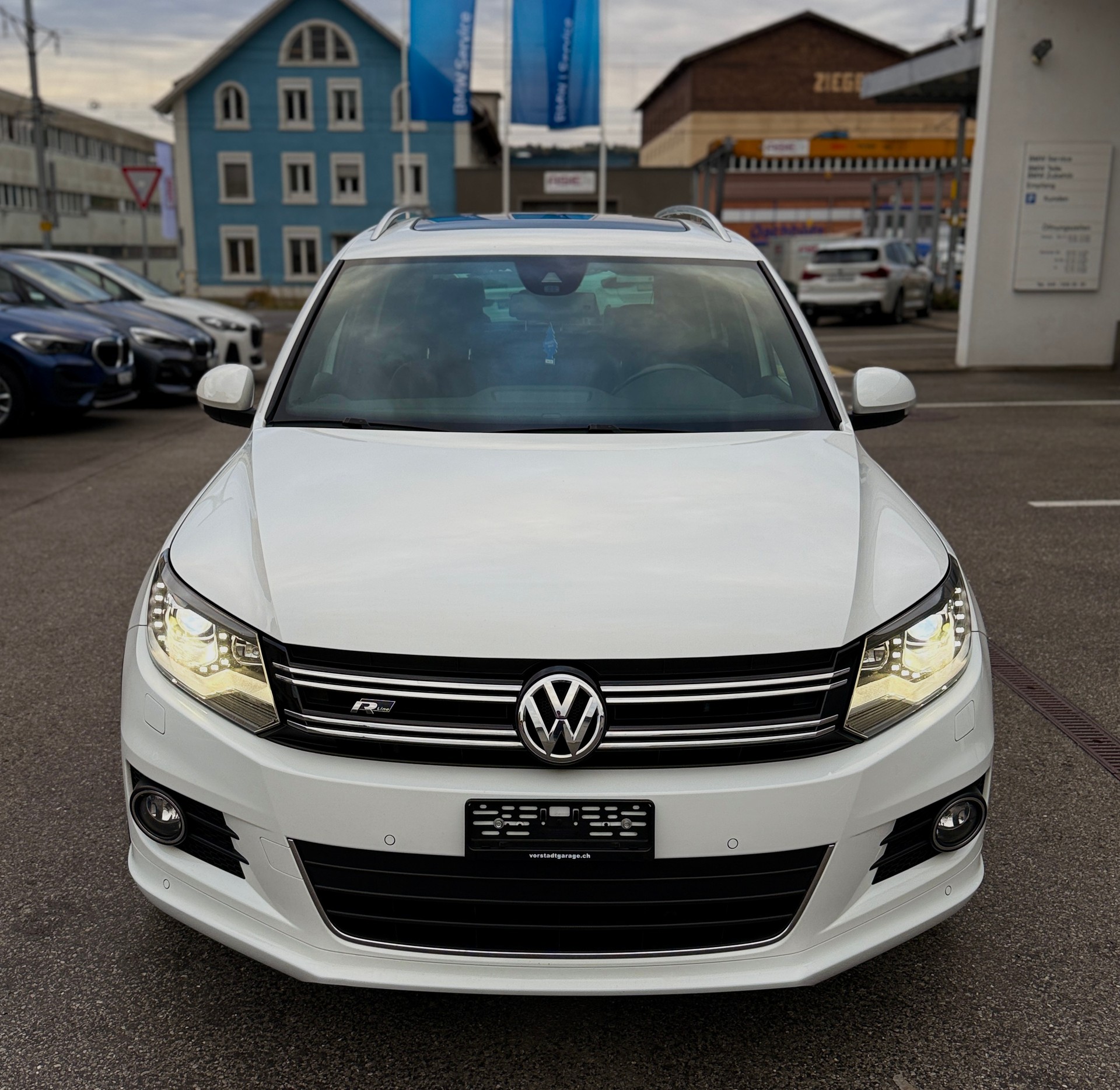 VW Tiguan 2.0 TDI BMT Cup R-Line 4Motion DSG-image-2