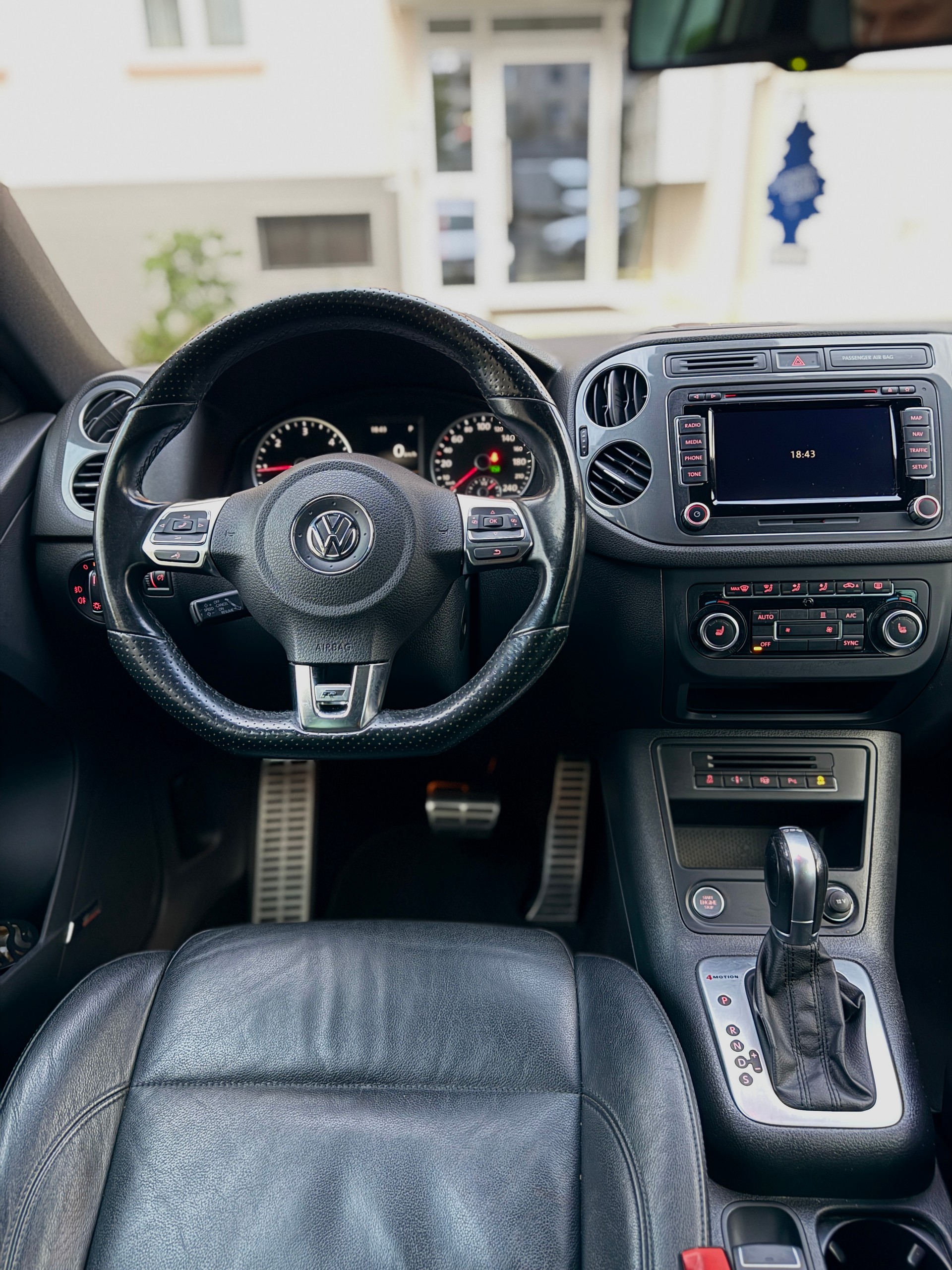 VW Tiguan 2.0 TDI BMT Cup R-Line 4Motion DSG-image-9