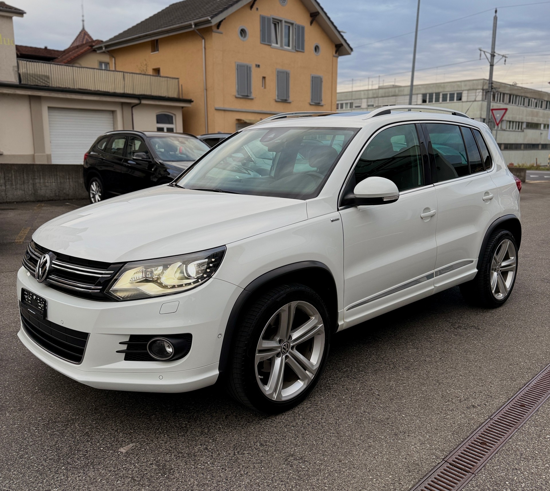 VW Tiguan 2.0 TDI BMT Cup R-Line 4Motion DSG-image-0