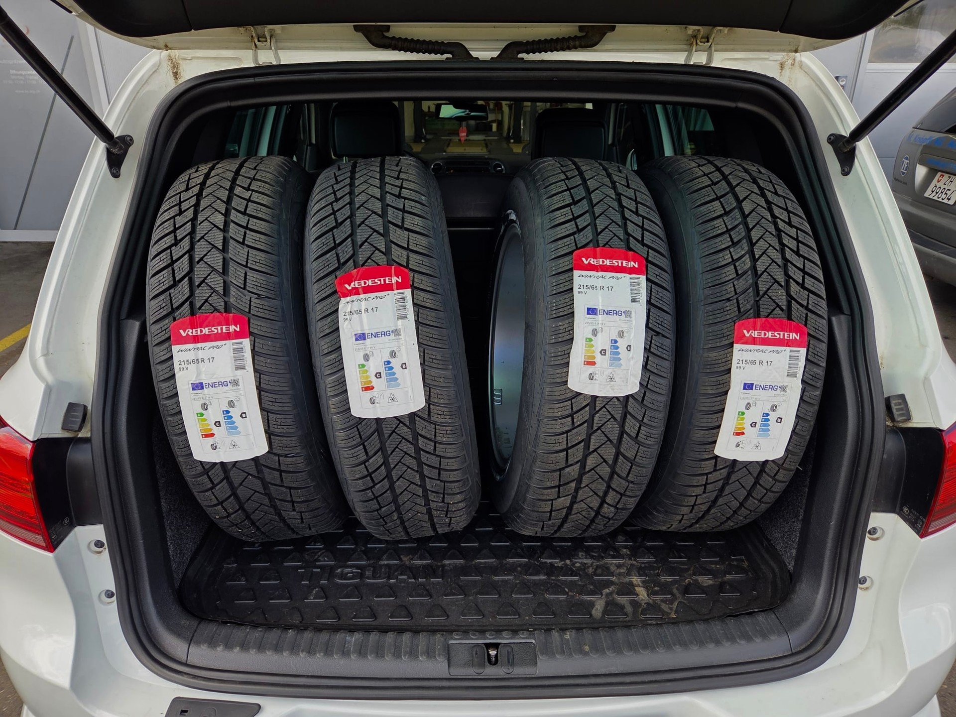 VW Tiguan 2.0 TDI BMT Cup R-Line 4Motion DSG-image-15