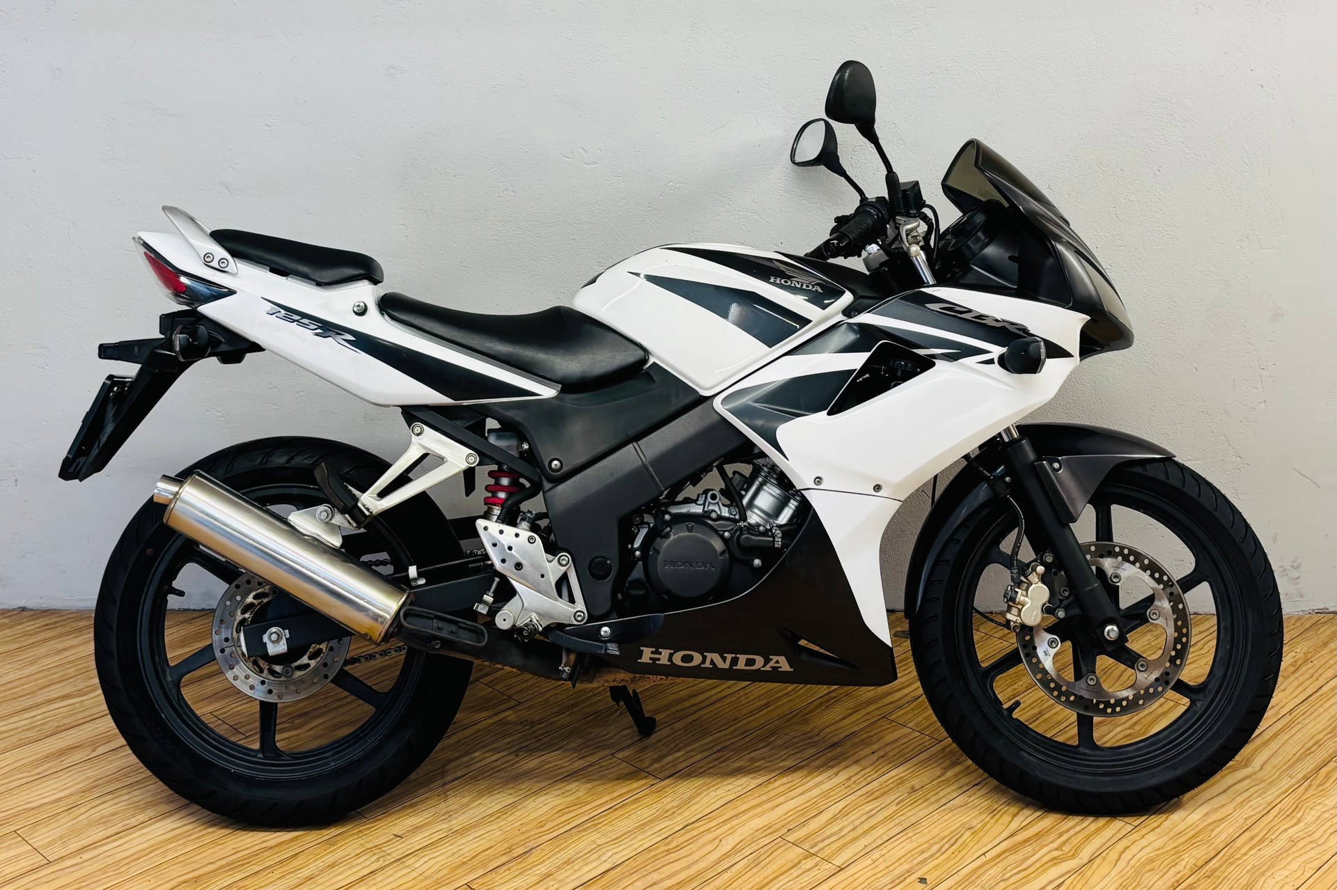 HONDA CBR 125 R-showroom-element-1