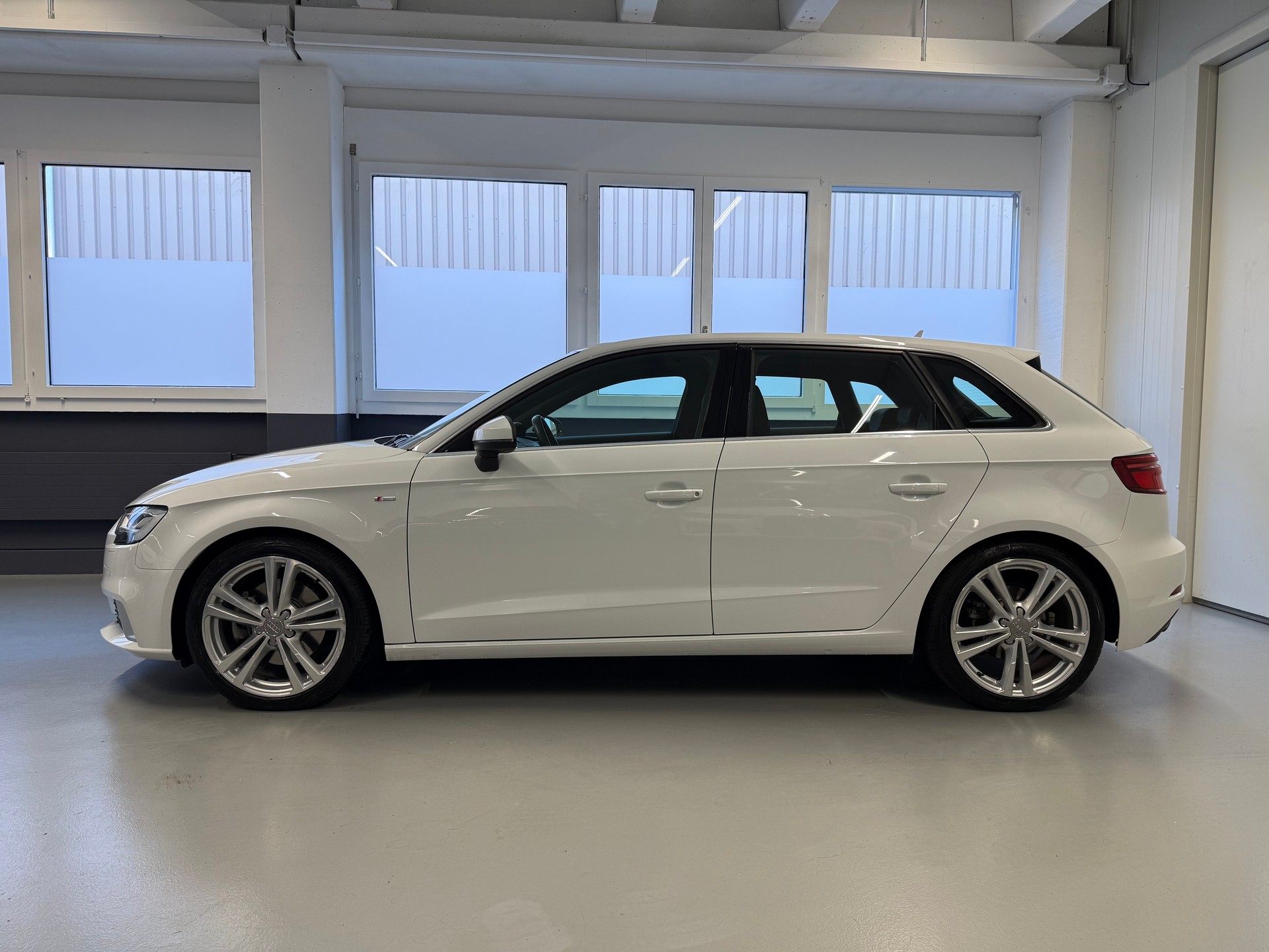 AUDI A3 Sportback 2.0 TFSI S Line Sport quattro S-tronic-image-2
