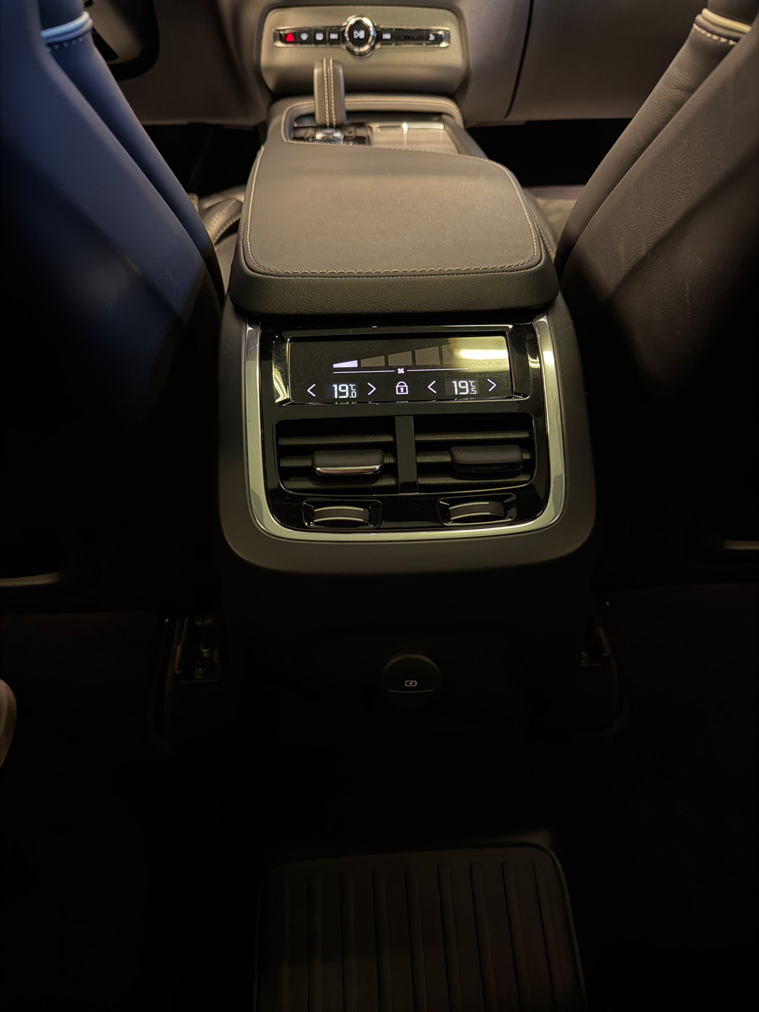 VOLVO XC90 T8 eAWD PluginHybrid Plus Dark Geartronic-image-10