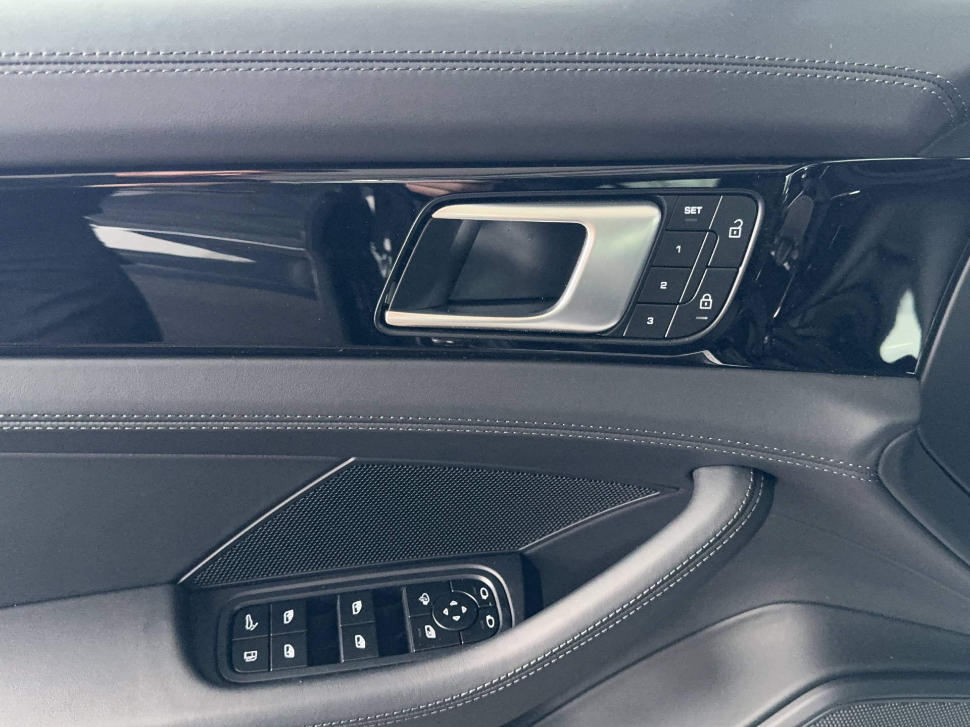 PORSCHE Panamera 4S E-Hybrid-image-8