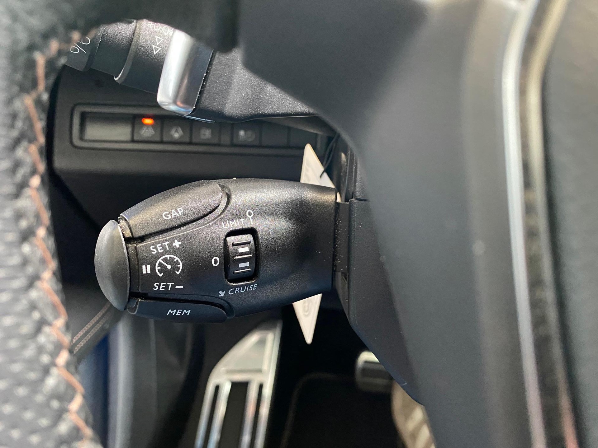 PEUGEOT 3008 1.6 Plug-in Hybrid4 GT-image-14