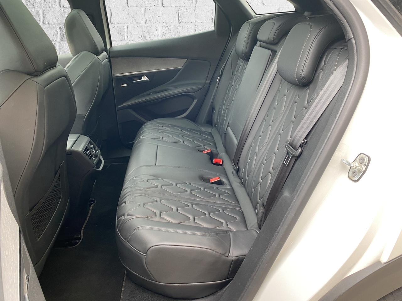 PEUGEOT 3008 1.6 Plug-in Hybrid4 GT-image-9